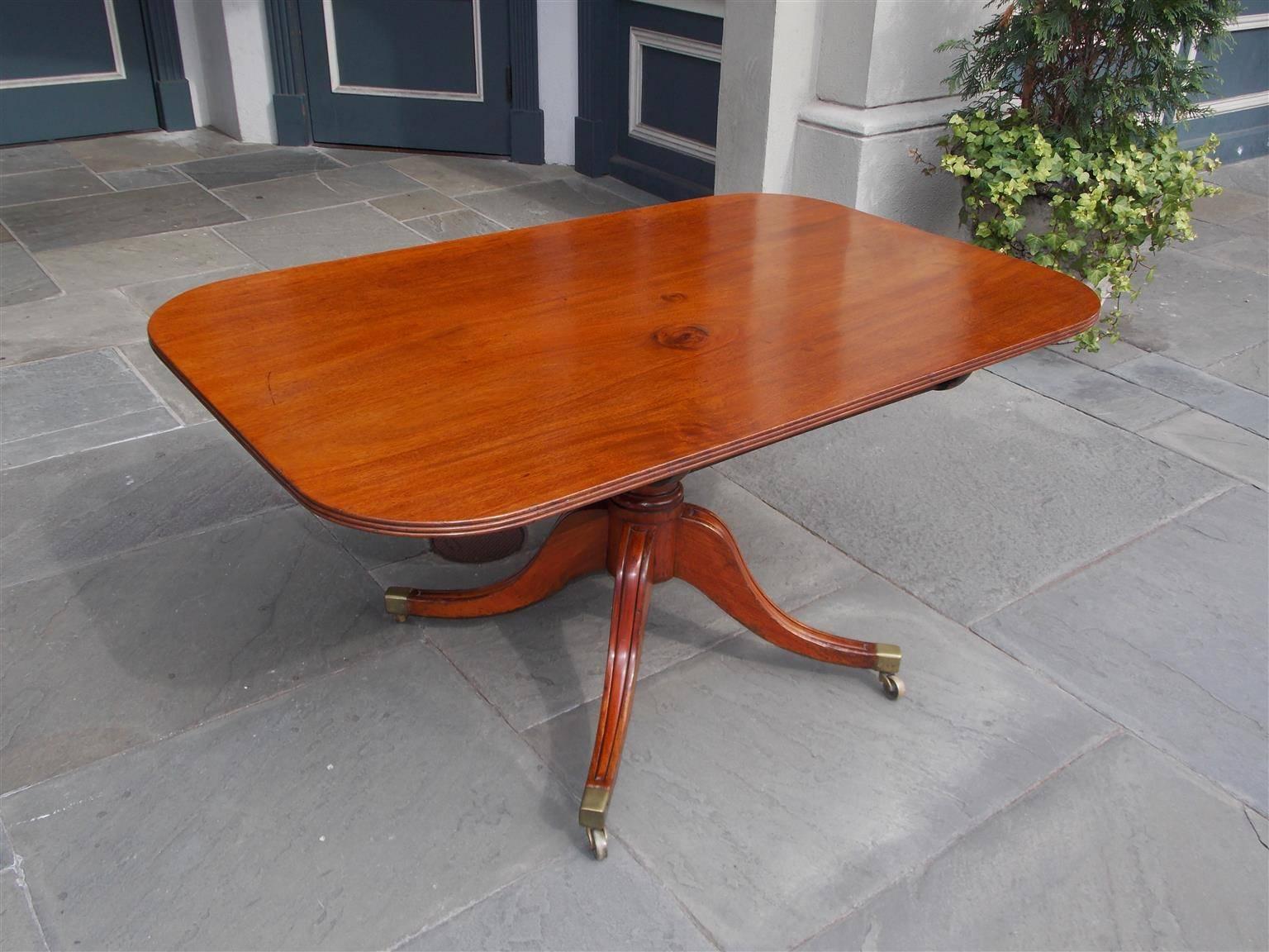 Scottish Mahogany One Board Top Breakfast Table, Circa 1810 In Excellent Condition In Hollywood, SC