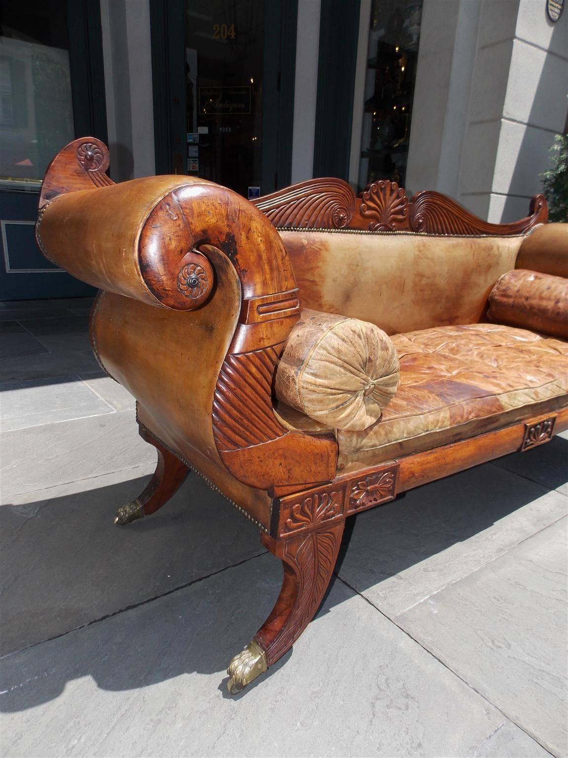 Karibisches Regency-Sofa aus geschnitztem Mahagoni mit Laubleder auf Messingrollen, um 1810 (Karibik) im Angebot