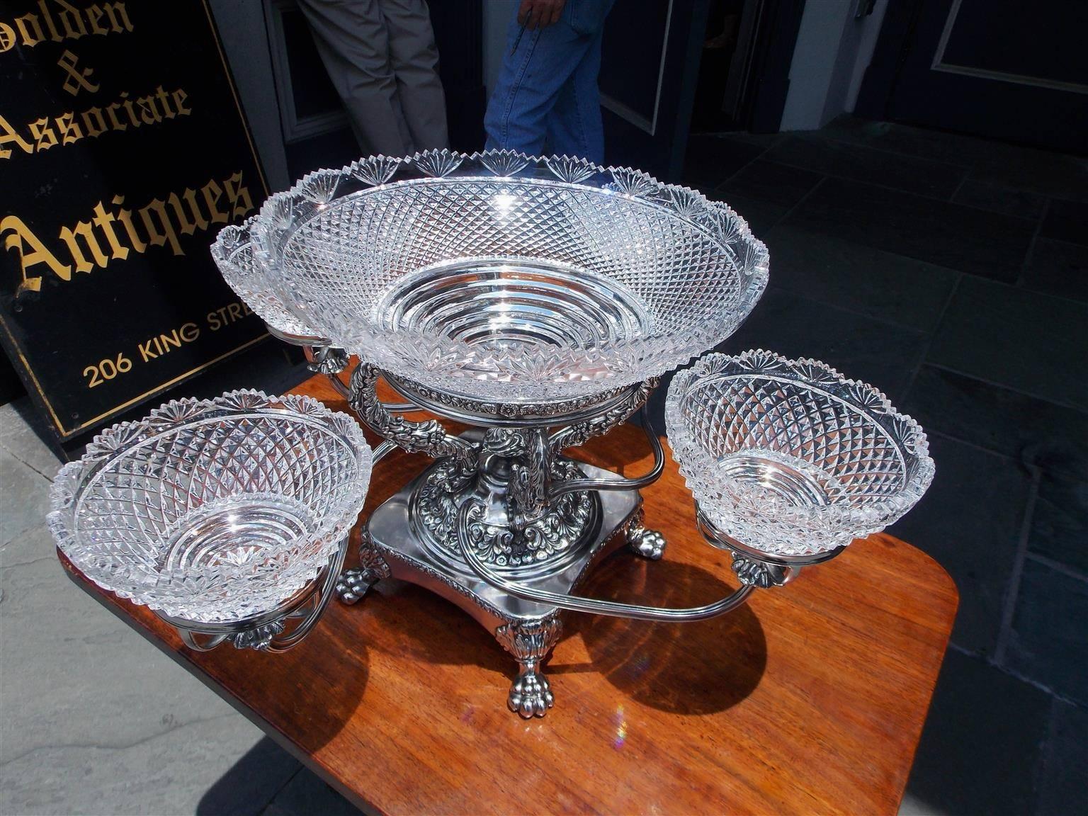 Anglais Épergne anglaise en cristal taillé de Sheffield à acanthes et baies, vers 1830 en vente