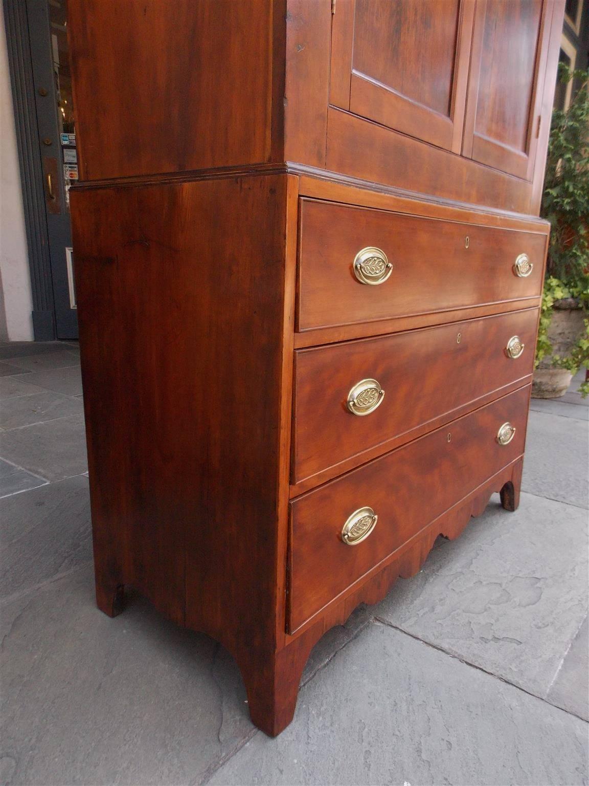 American Cherry & Mahogany Graduated Linen Press, North Carolina, Circa 1810 In Excellent Condition For Sale In Hollywood, SC