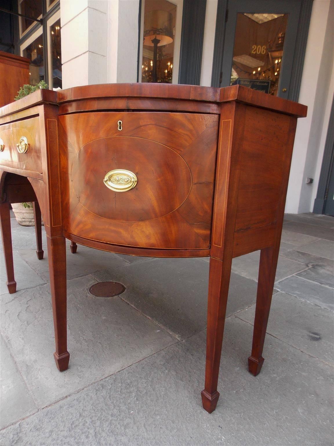 English Hepplewhite Bow Front Mahogany Satinwood Inlaid Sideboard, Circa 1780 In Excellent Condition For Sale In Hollywood, SC