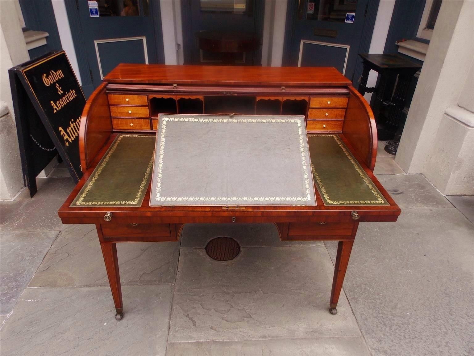 Englischer Tambour-Schreibtisch aus Mahagoni mit Intarsien aus Seidenholz, um 1780 (George III.) im Angebot