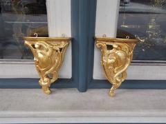 Paar italienische vergoldete, geschnitzte Demilune-Acanthus-Wandhalterungen aus Holz, um 1800