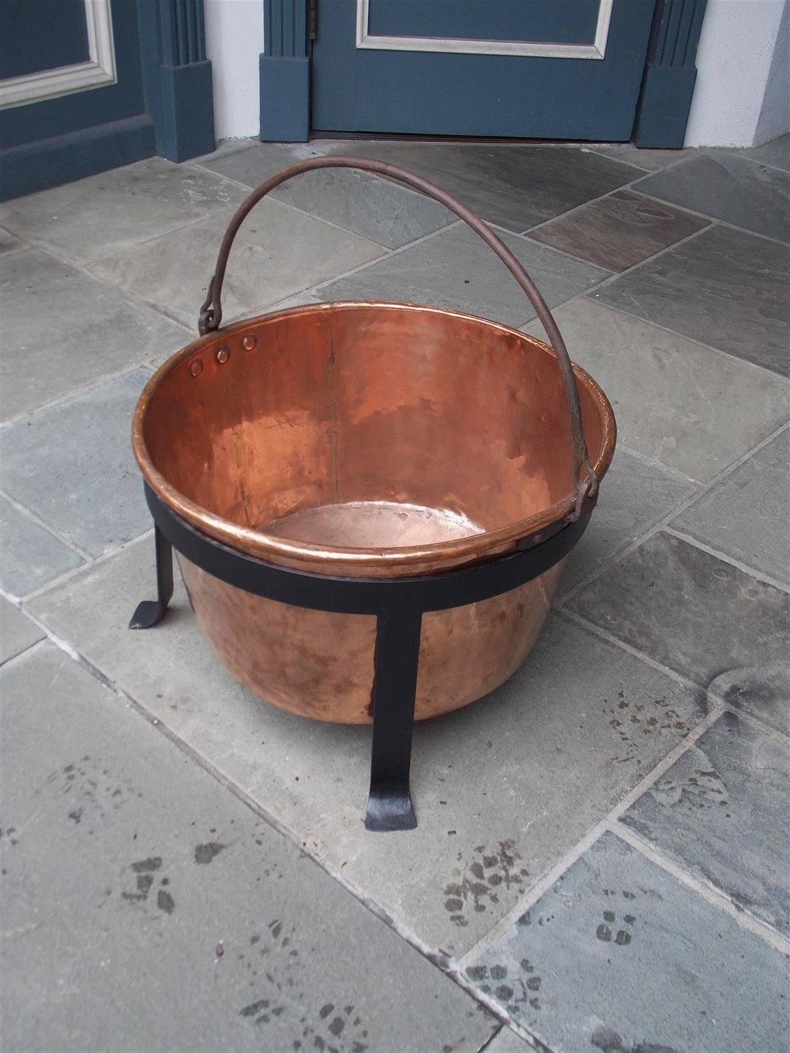 Colonial américain Chaudron de plantation américain en cuivre et fer forgé sur pied, vers 1780 en vente