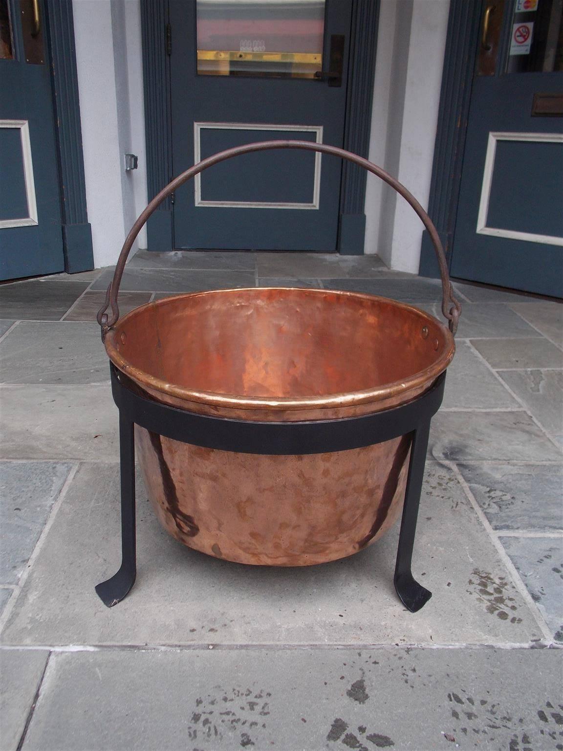 Américain Chaudron de plantation américain en cuivre et fer forgé sur pied, vers 1780 en vente