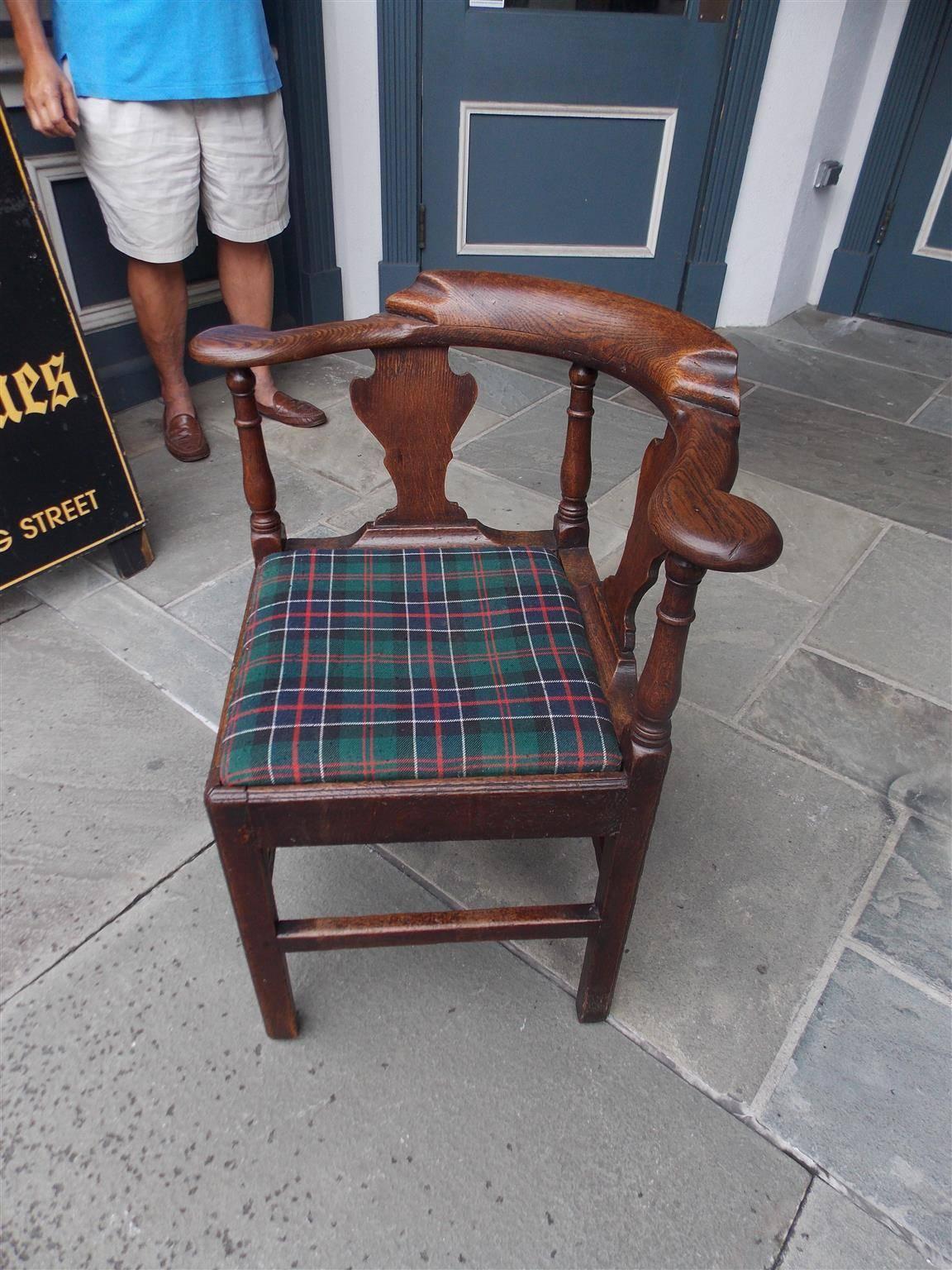 Hand-Carved English Chippendale Oak Splat Back Outset Corner Chair, Circa 1770 For Sale