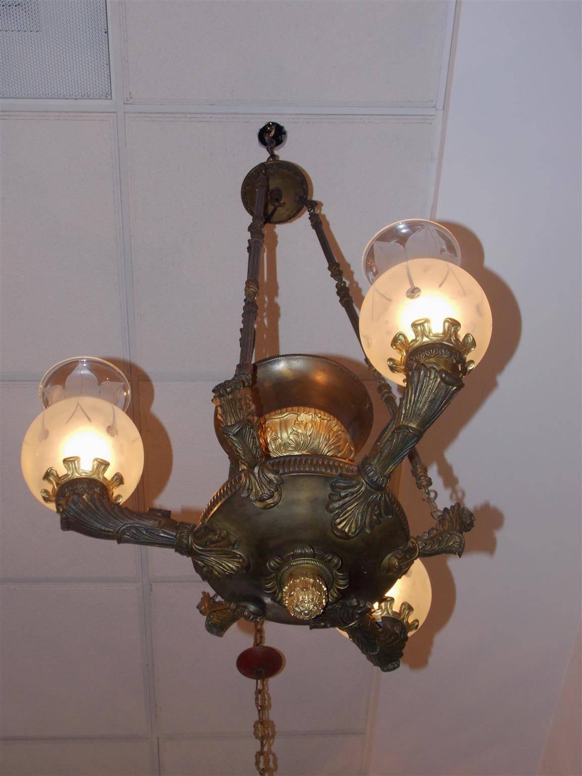 Inizio XIX secolo Lampadario a globo Argand in bronzo dorato e cristallo, 1820 circa in vendita