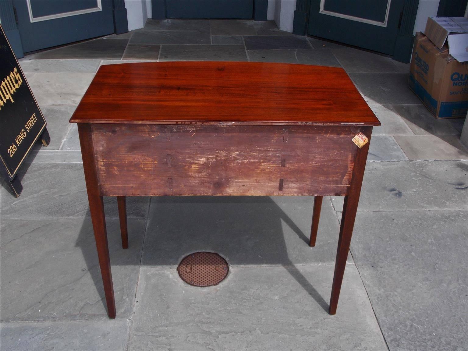 English Mahogany Bow Front Knee Hole Lowboy / Dressing Table, Circa 1800 In Excellent Condition In Hollywood, SC