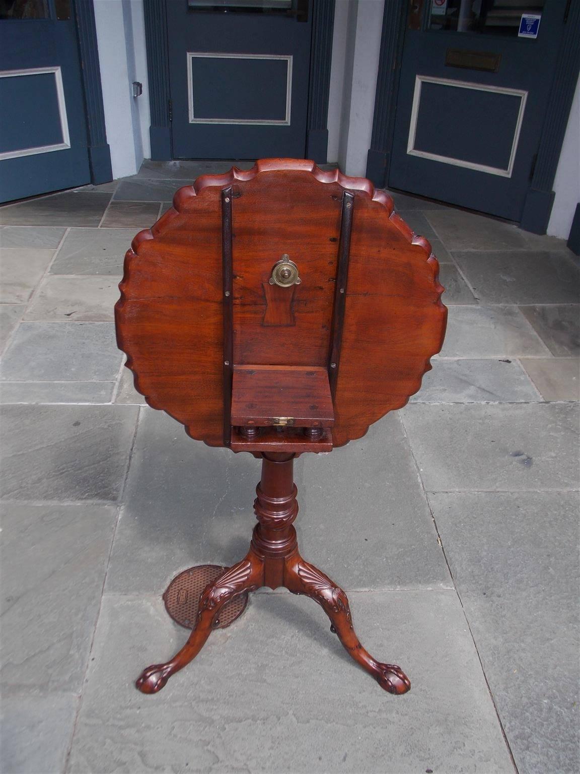 Laiton Table à thé écossaise en acajou à plateau basculant en forme de croûte de tarte, vers 1760 en vente