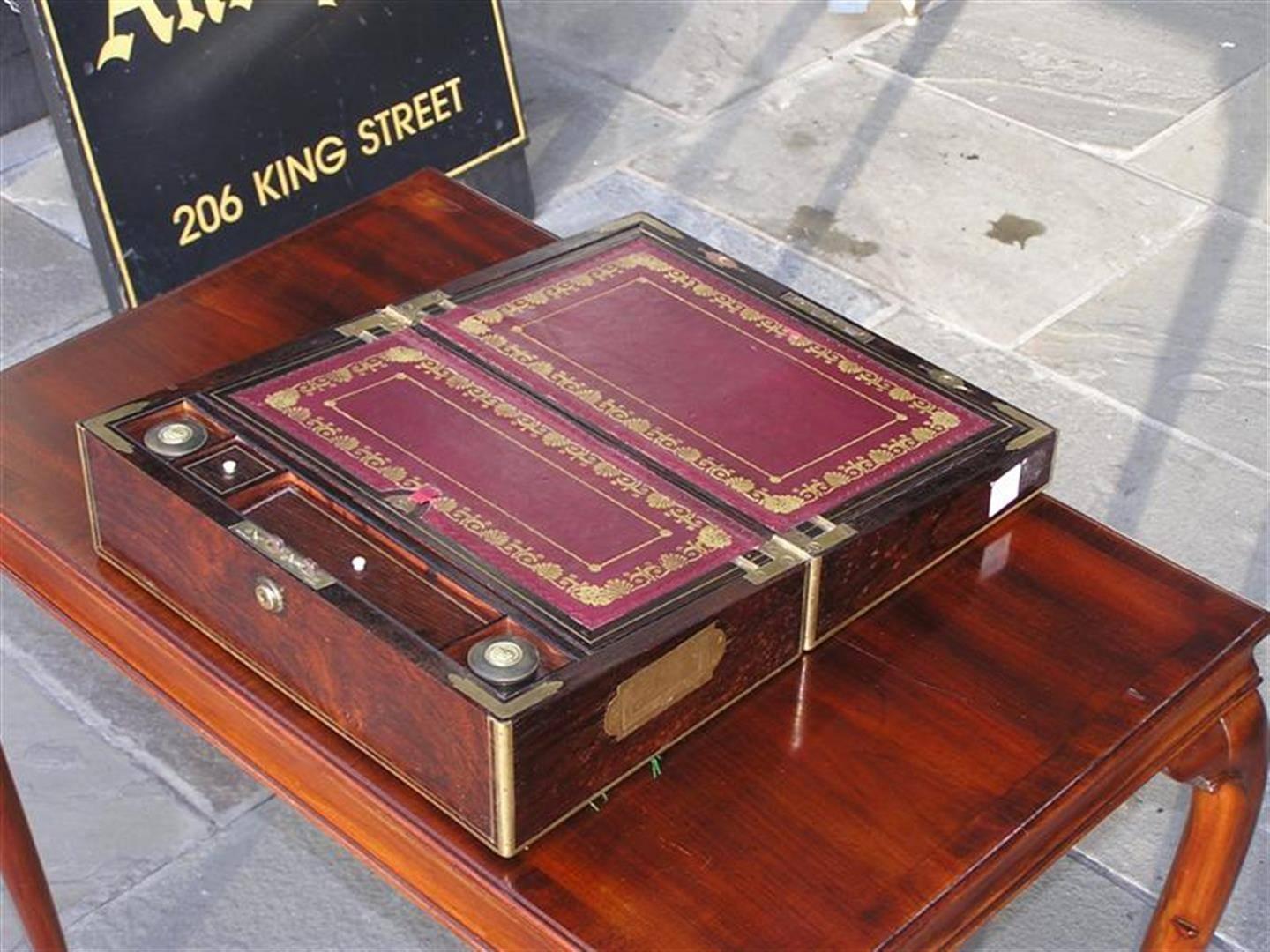 Englischer Zebraholz-Schreibtisch für die militärische Kampagne,  Um 1820 (amerikanisch) im Angebot