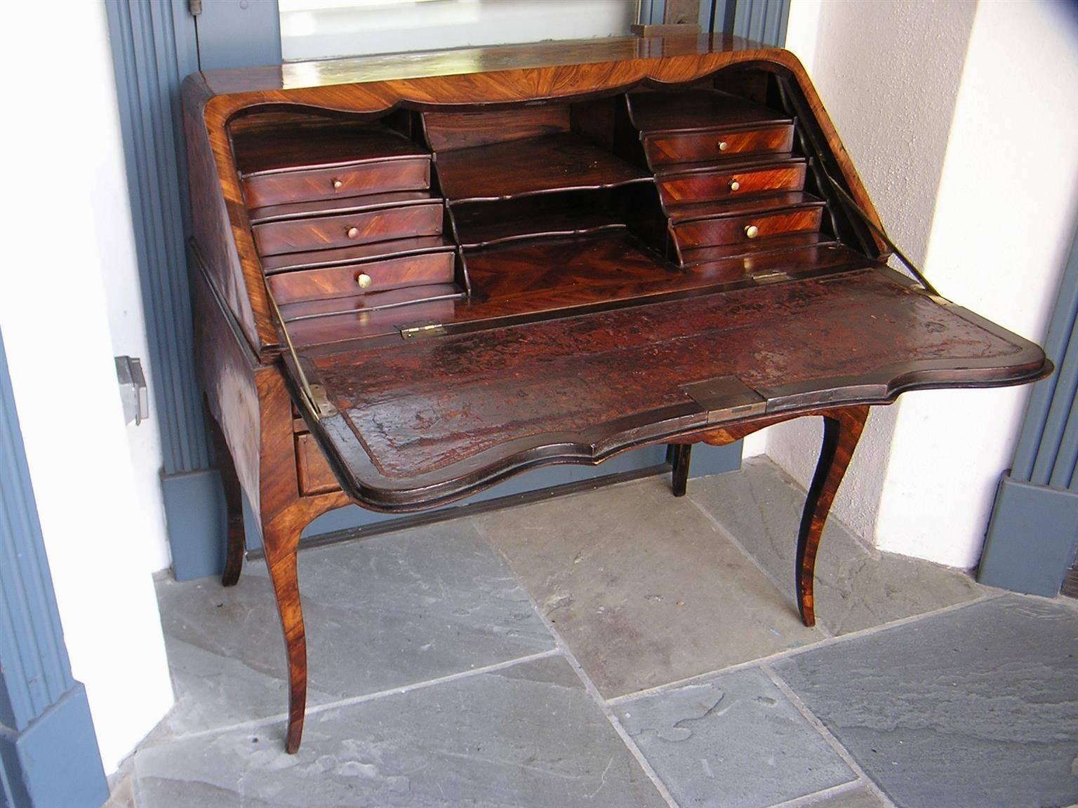 Français Bureau de dame à plateau incliné en marqueterie française, vers 1780 en vente