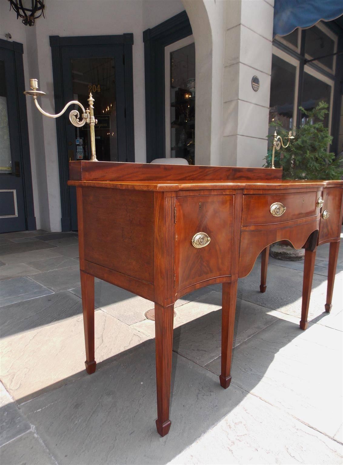 American Mahogany Reverse Serpentine Inlaid Candelabra Sideboard, Circa 1790 In Excellent Condition For Sale In Hollywood, SC