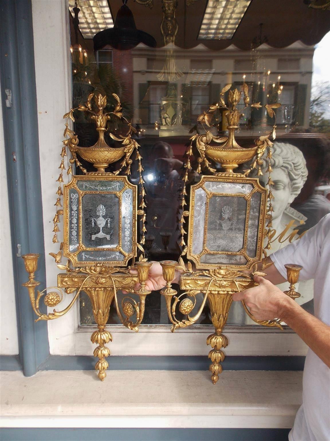Neoclassico Quattro lampade da parete a urna in legno dorato con specchi, CIRCA 1780 in vendita