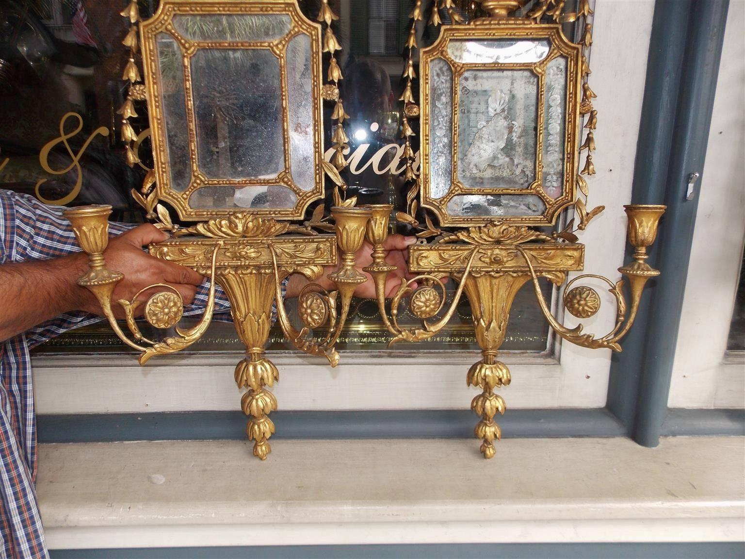 Set von vier vergoldeten, geblümten Spiegel-Wandleuchtern, George III., um 1780 (Spätes 18. Jahrhundert) im Angebot
