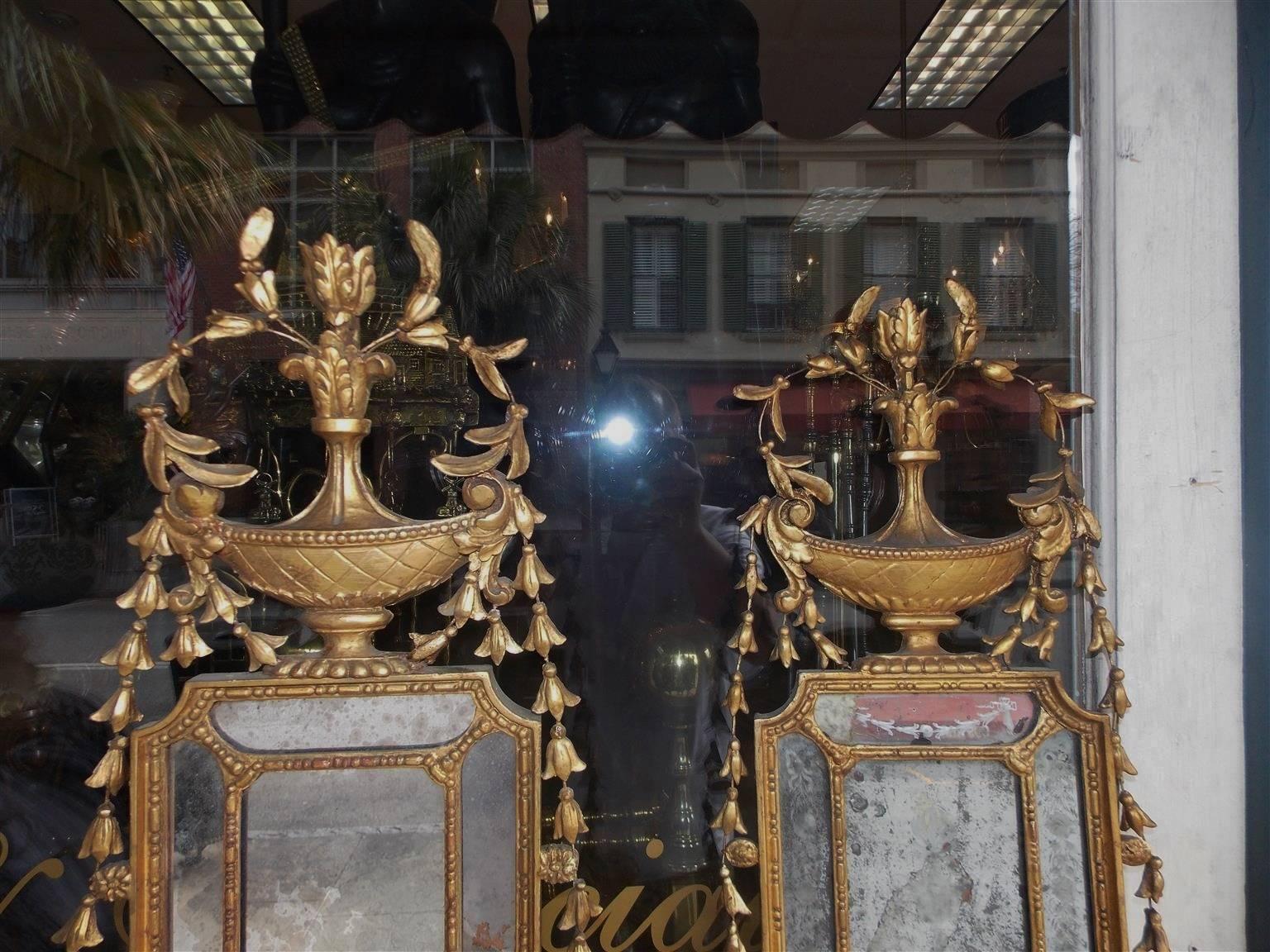 Set von vier vergoldeten, geblümten Spiegel-Wandleuchtern, George III., um 1780 (Glas) im Angebot