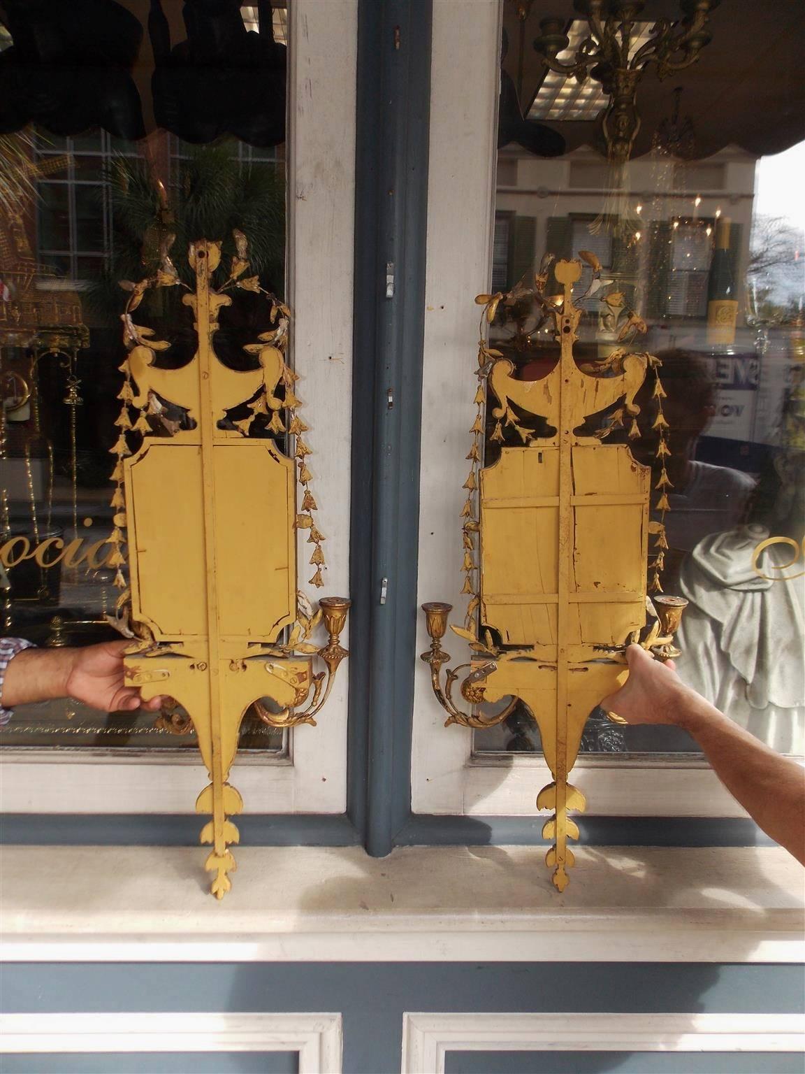 Set von vier vergoldeten, geblümten Spiegel-Wandleuchtern, George III., um 1780 im Angebot 2