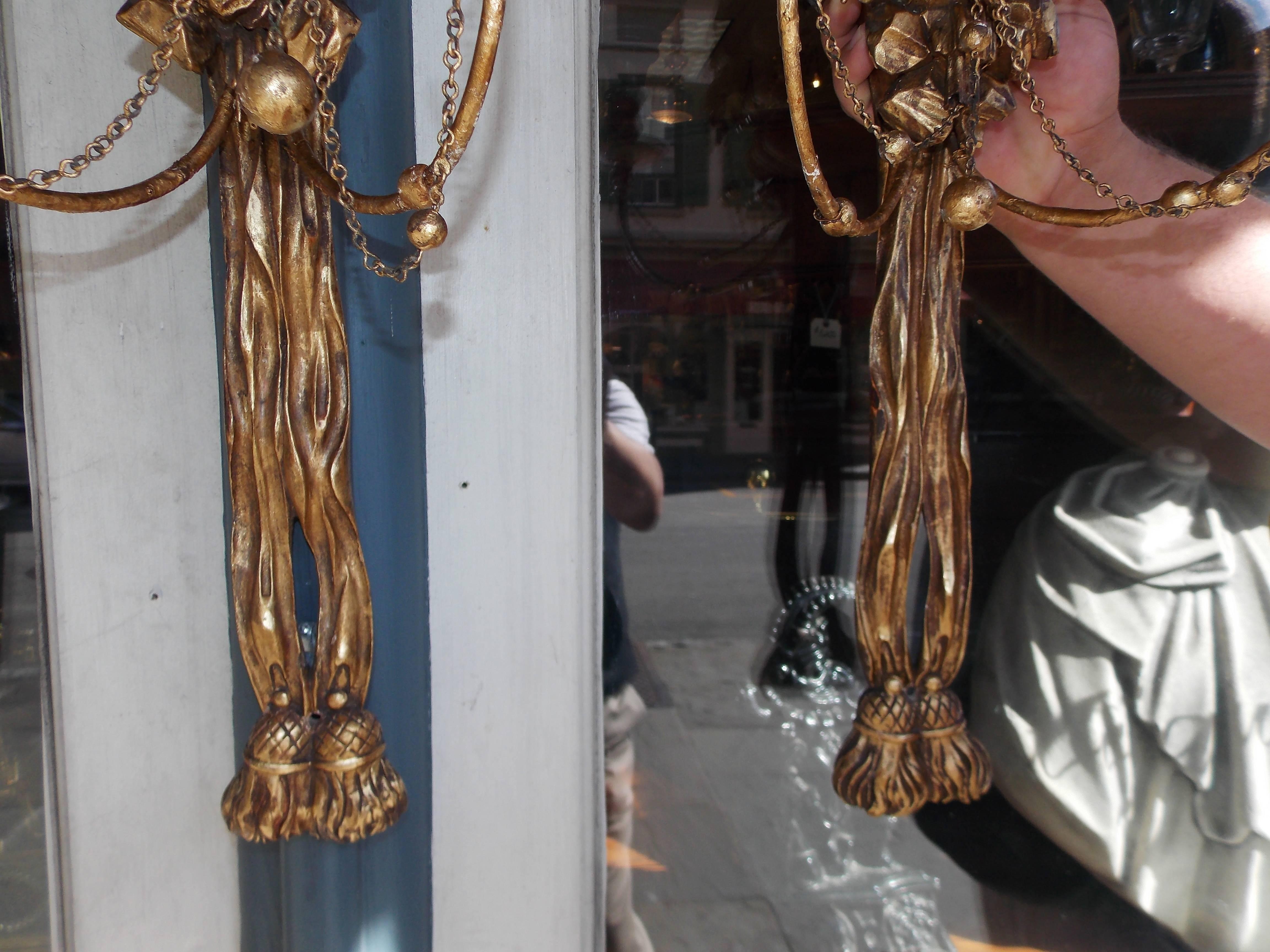 Pair of American Gilt Perched Eagle Wall Sconces, Circa 1810 In Excellent Condition In Hollywood, SC
