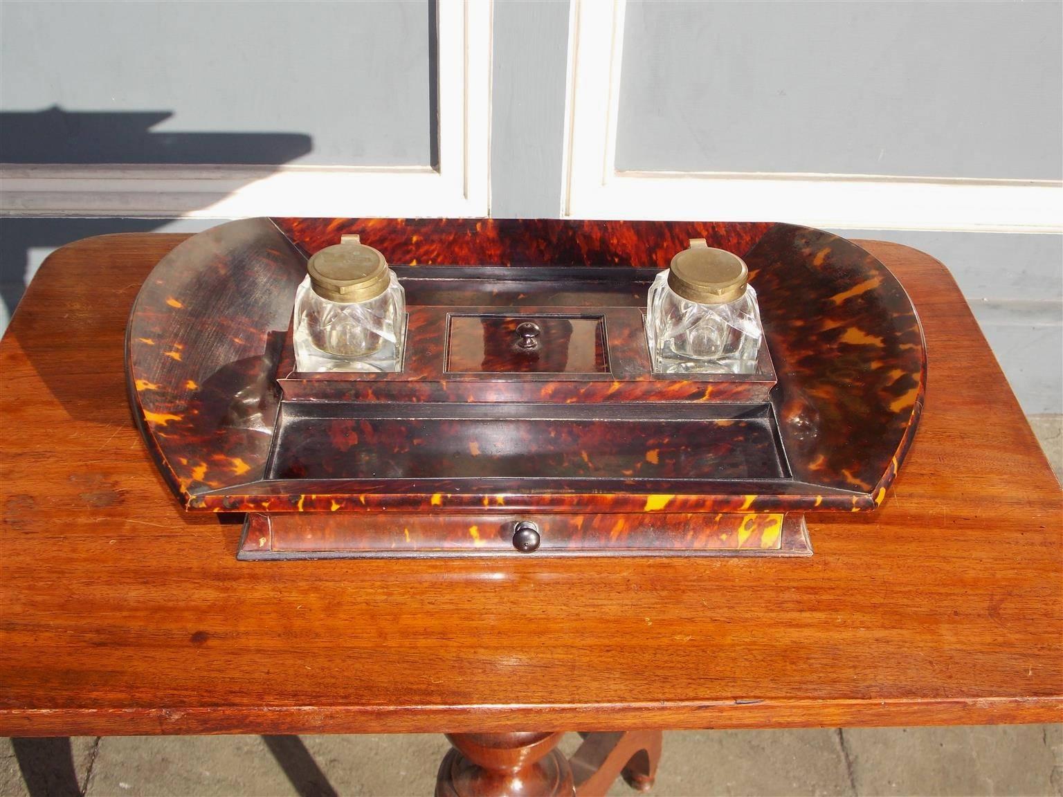 Ensemble de bureau anglais à un tiroir en écaille de tortue avec les encriers d'origine assortis en cristal et laiton. Entièrement d'origine, début du XIXe siècle.