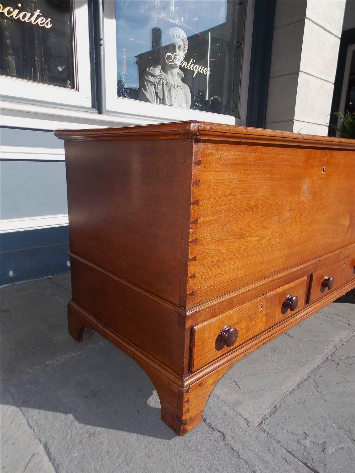 American Chippendale Walnut Exposed Dovetail Blanket Chest, Circa 1770 In Excellent Condition In Hollywood, SC