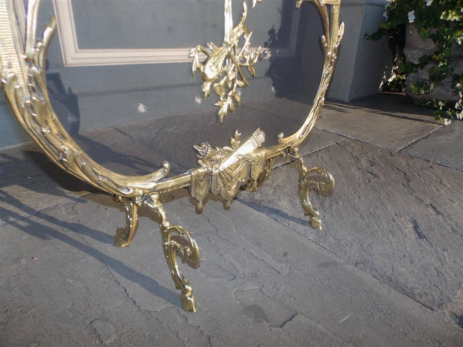 Metà XIX secolo Parafuoco francese in ottone con gallo e fogliame, 1830 circa in vendita