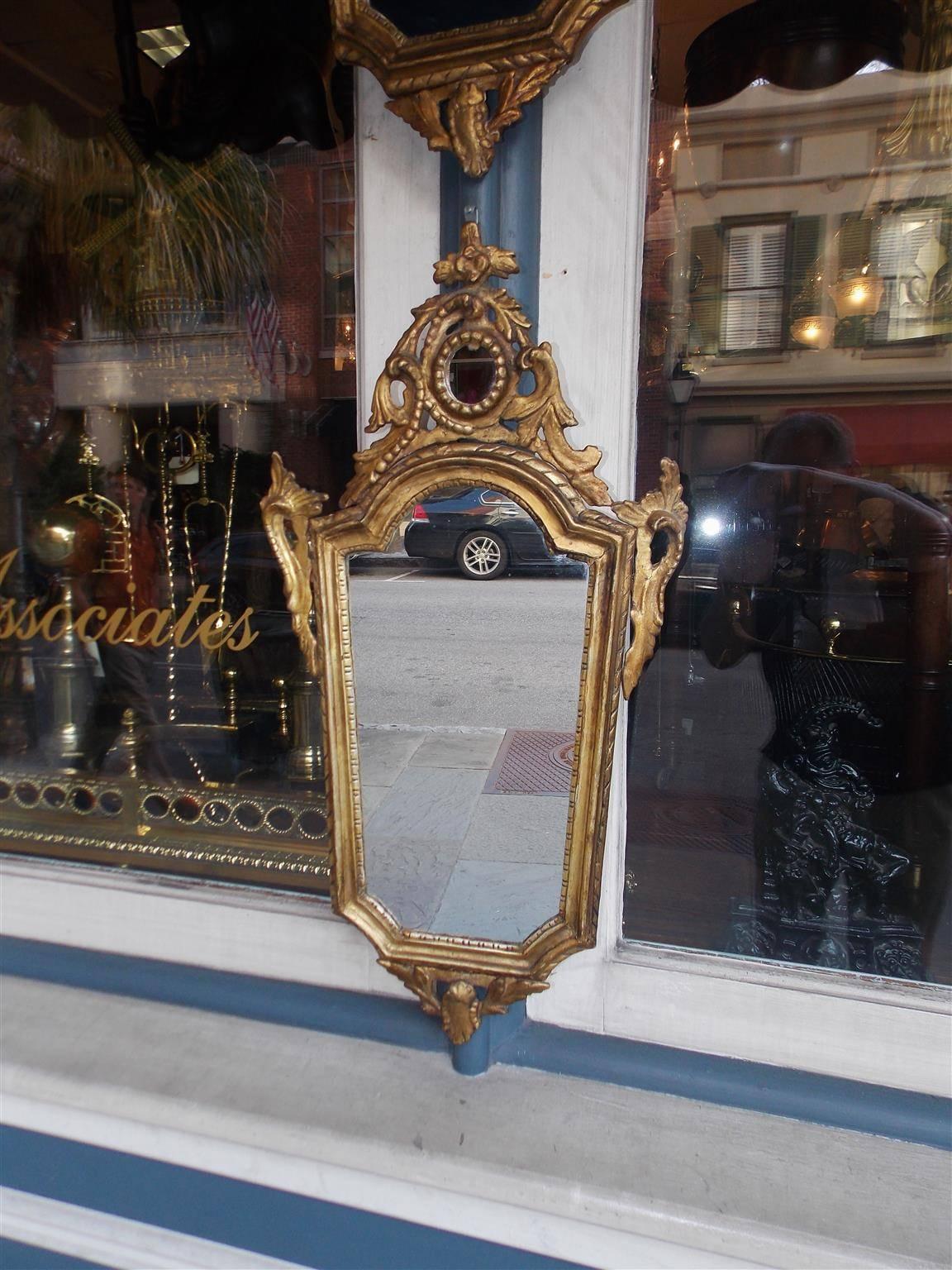 Argenté Paire de miroirs muraux à feuillage italiens en bois sculpté et doré, vers 1810 en vente
