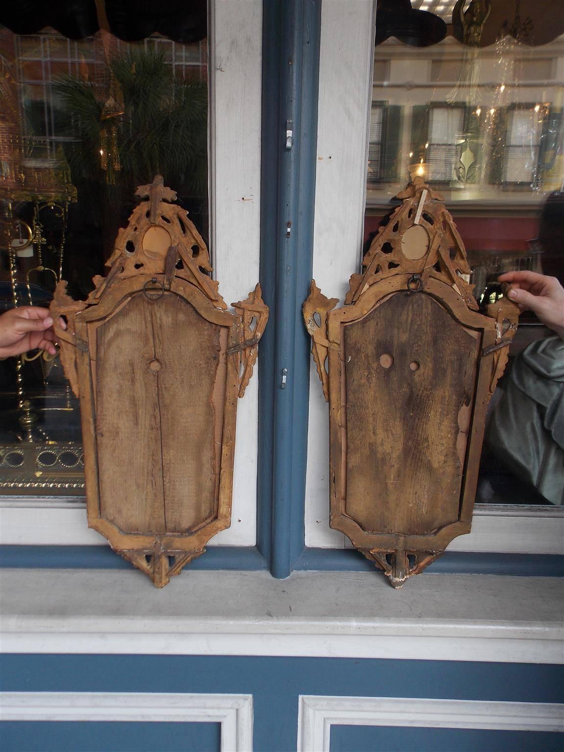 Verre Paire de miroirs muraux à feuillage italiens en bois sculpté et doré, vers 1810 en vente