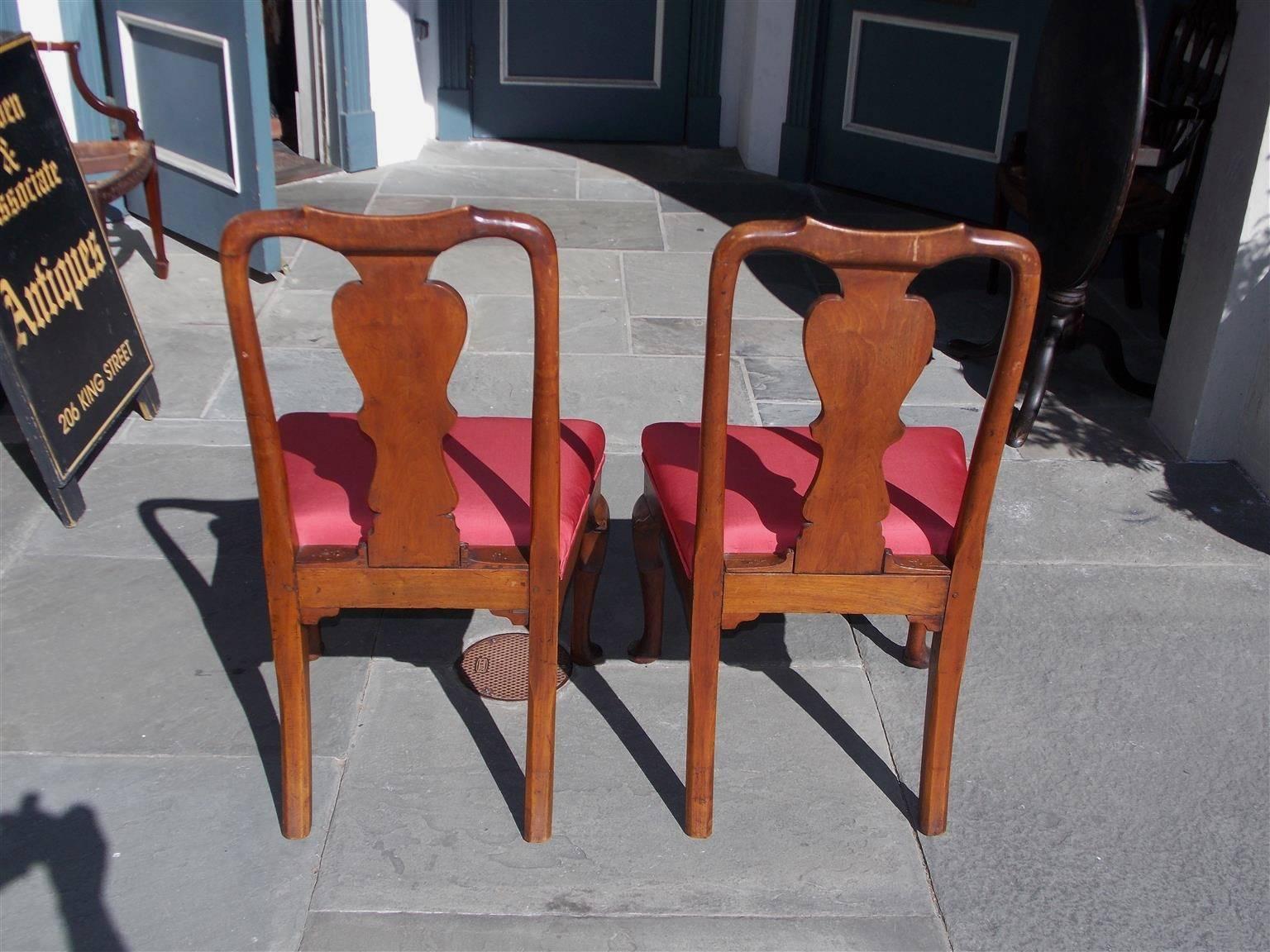 Paar amerikanische Queen Anne-Beistellstühle aus Wurzelnussholz, Paar, um 1800 (Polster) im Angebot