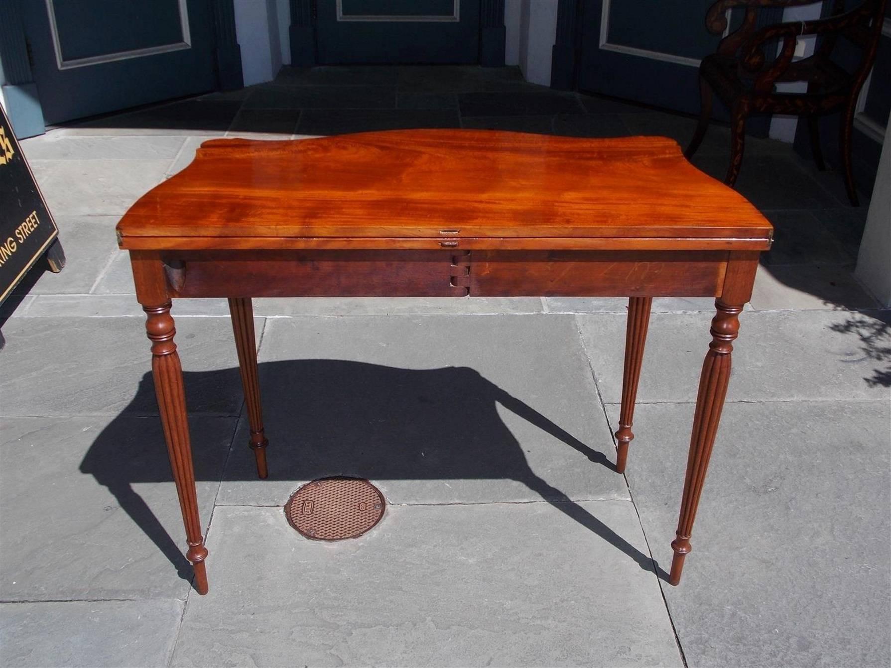 Magnifique table à cartes américaine Sheraton en acajou serpentin incrusté. Boston C 1810 en vente 3