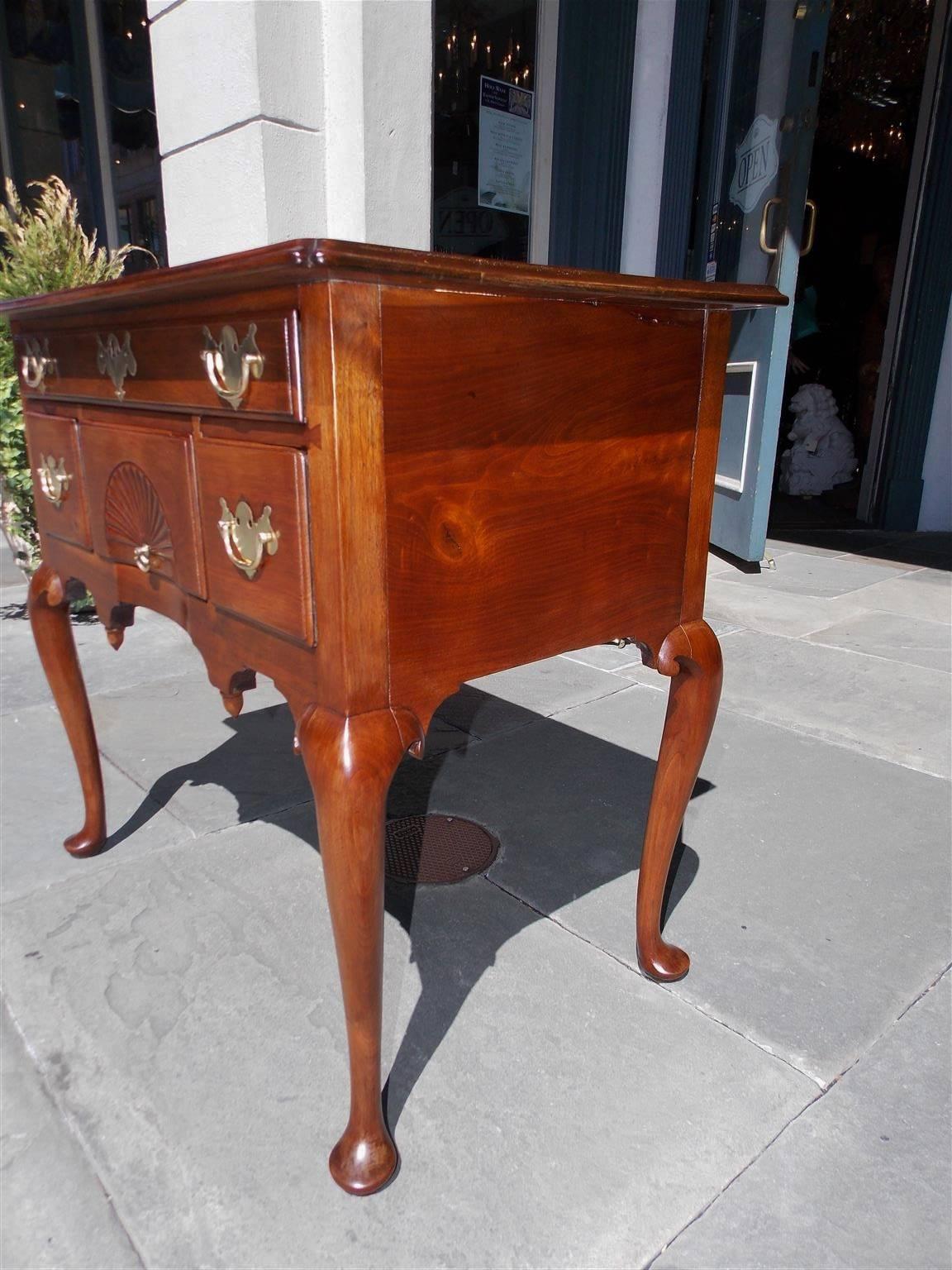 American Queen Anne Walnut Fan-Carved Lowboy, Connecticut, Circa 1760 In Excellent Condition In Hollywood, SC