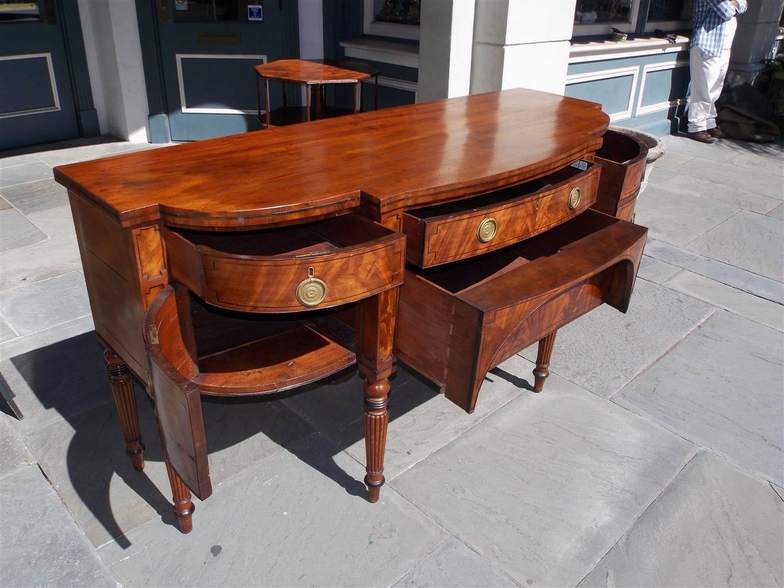 Englisches Regency-Sideboard aus Mahagoni mit Ebenholz-Intarsien und Bogenfront, um 1800 im Angebot 1