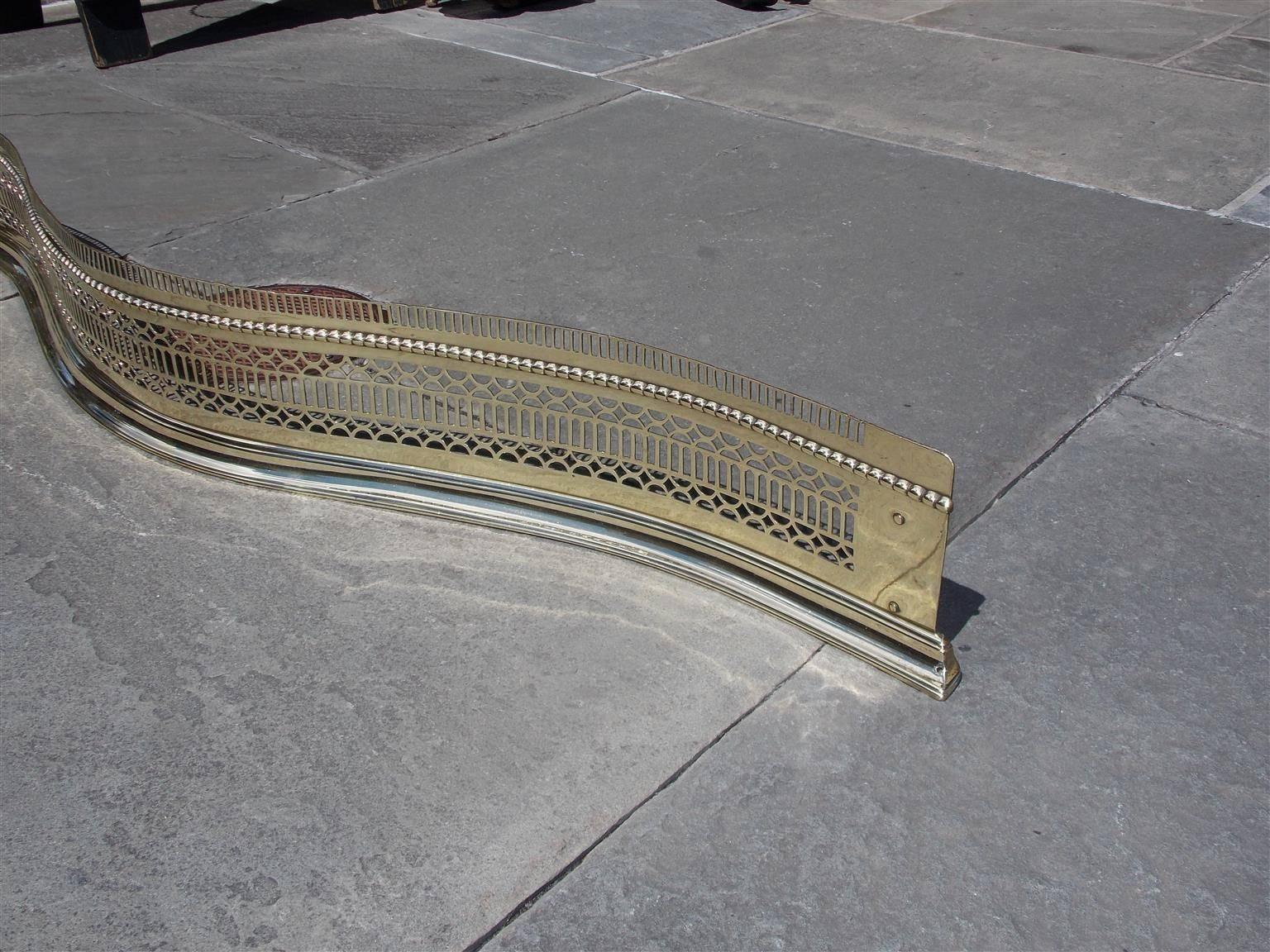 Elegant English Brass Serpentine Pierced Gallery Fireplace Fender, Circa 1780 In Excellent Condition For Sale In Hollywood, SC
