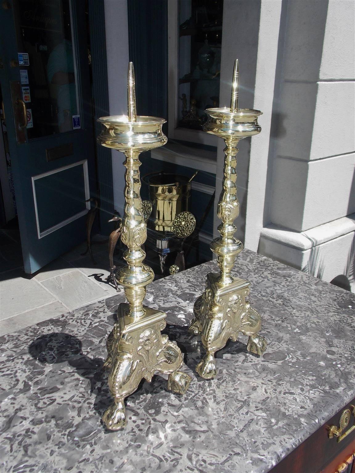 Coppia di prezzemoli italiani in ottone con bobeches superiori ad anello, punte di candela centrate, colonne decorative a spirale floreale tornite, sostenute da basi a ginocchio con perline a fogliame figurato triangolare, con piedi a sfera e