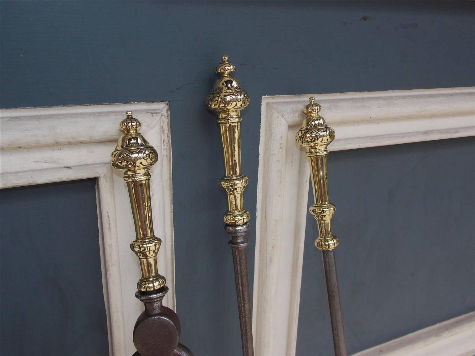 George III Ensemble de trois outils de cheminée anglais en acier poli et laiton, vers 1800 en vente