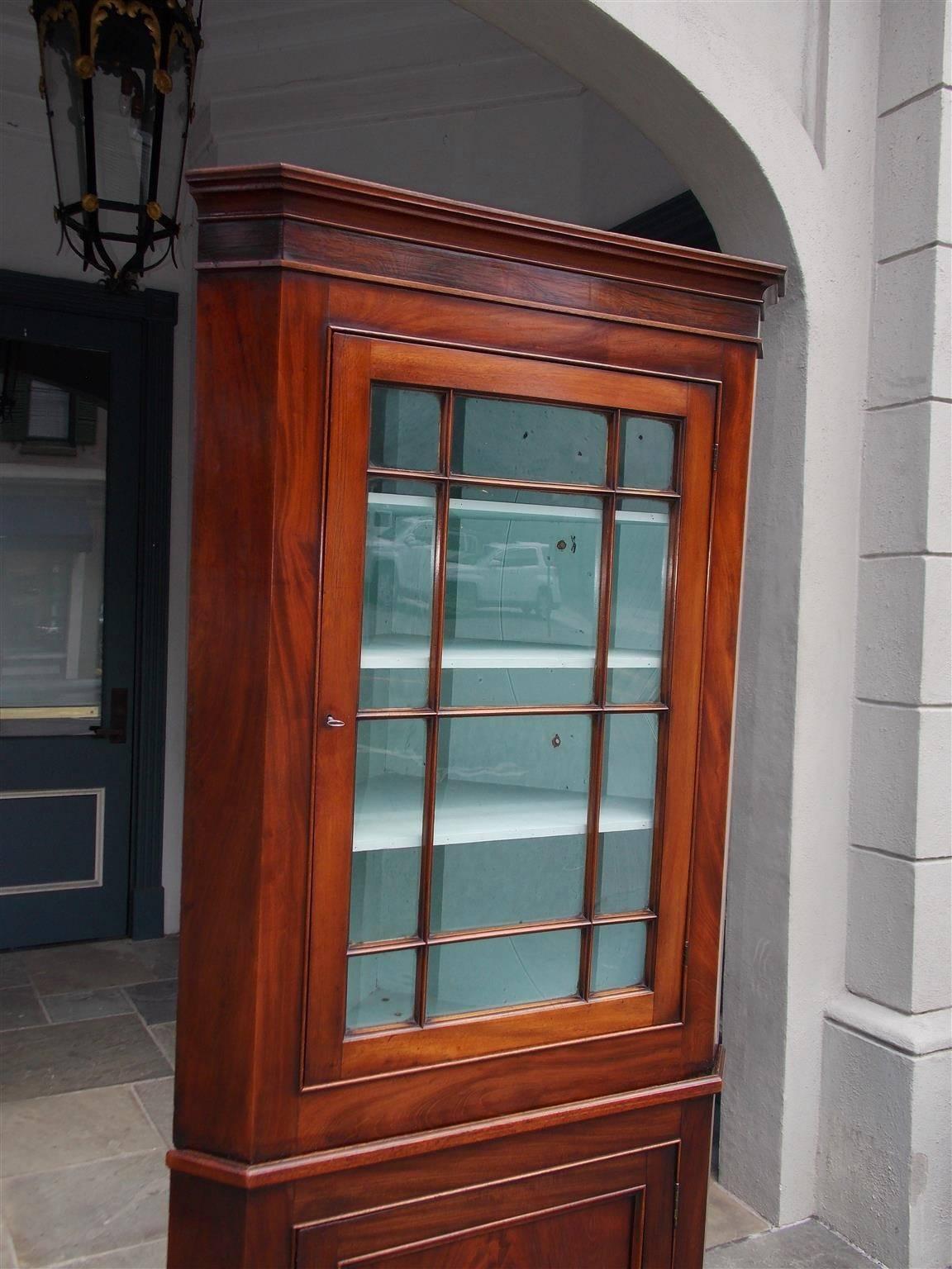 Kleiner amerikanischer Eckschrank aus Mahagoni und Palisanderholz des Federal, um 1810 im Zustand „Hervorragend“ in Charleston, SC