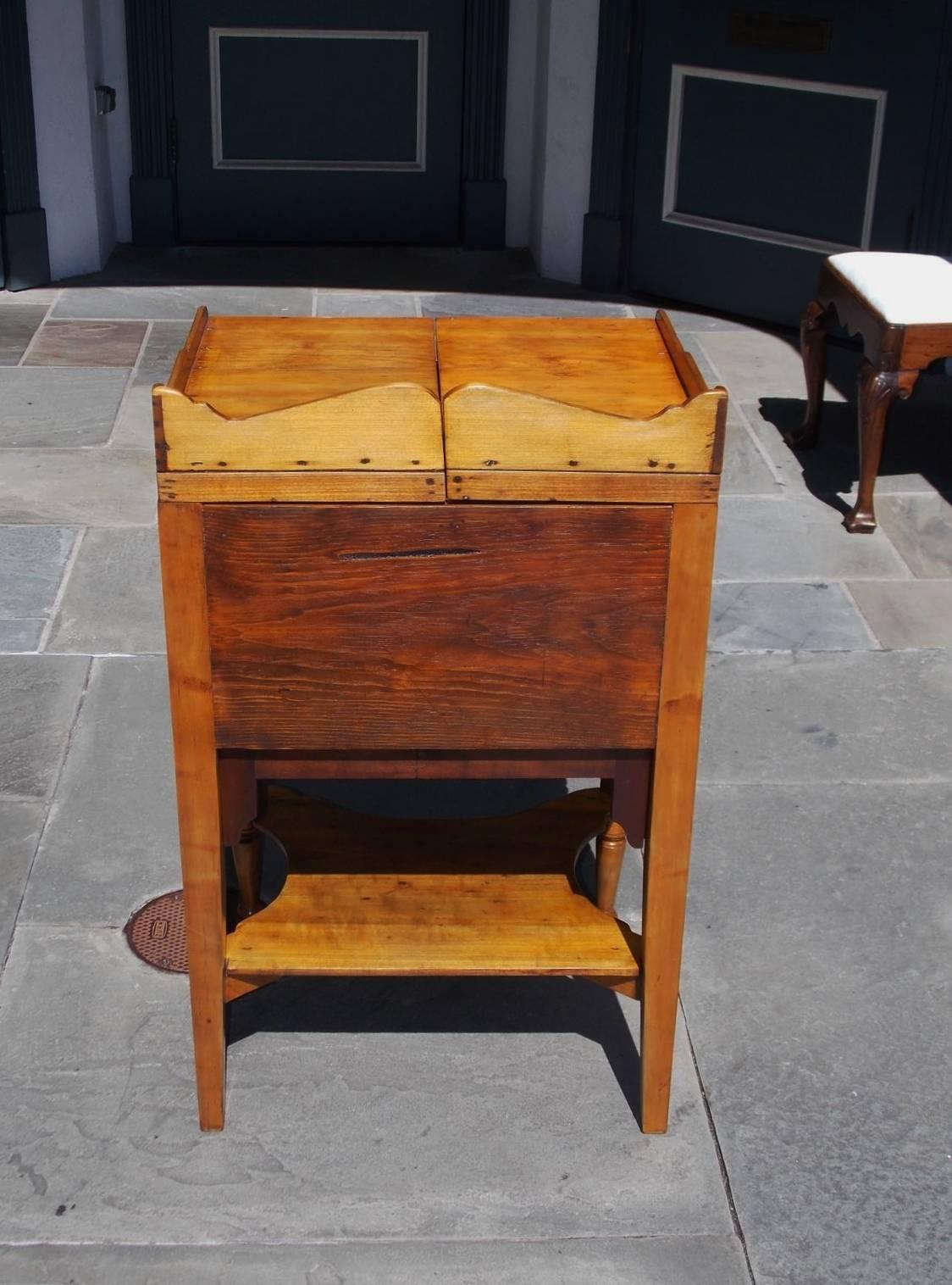 American Sheraton Maple and Cherry One Drawer Wash Stand, Circa 1820 For Sale 1