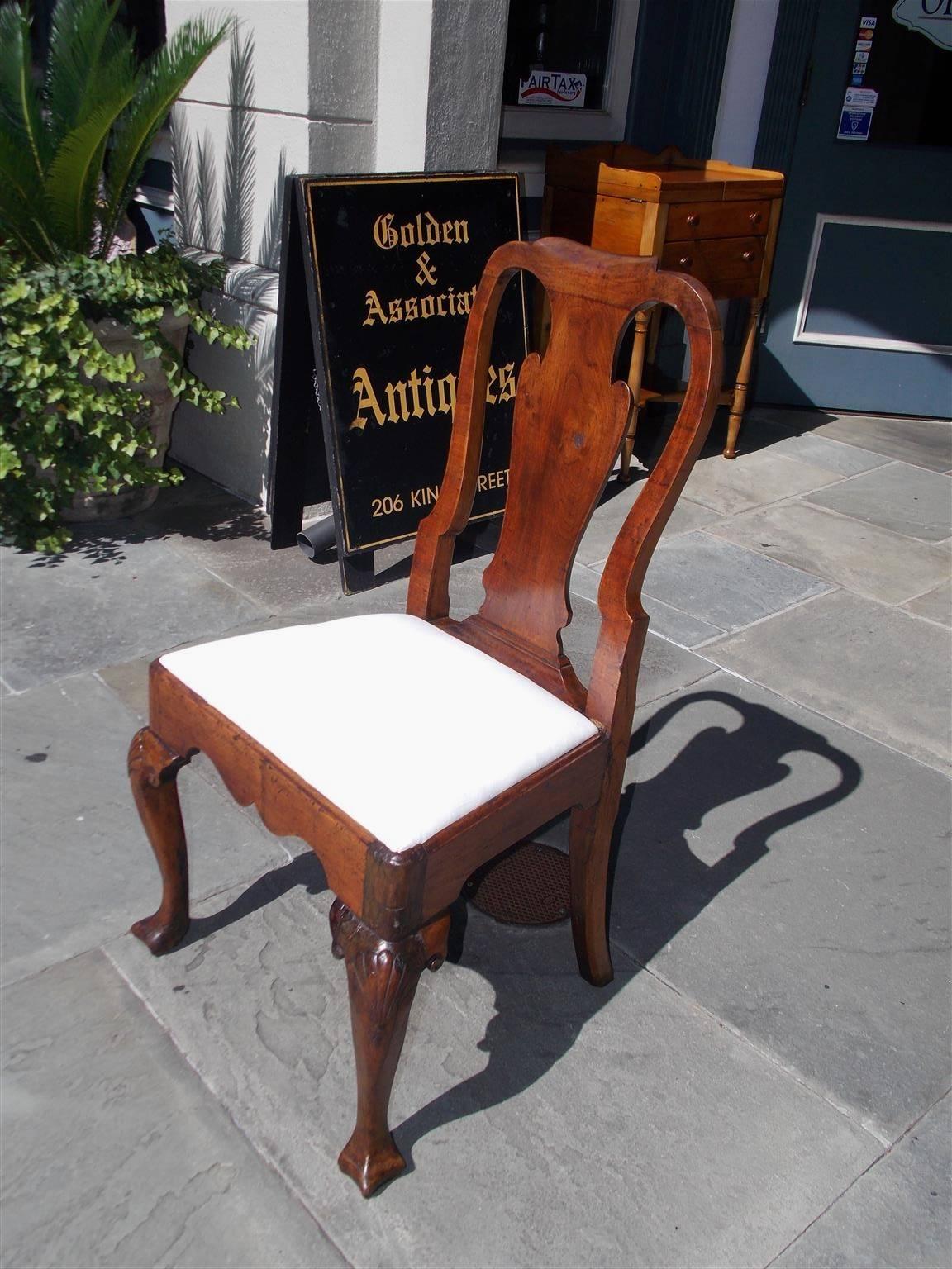 Colonial américain Chaise de bureau américaine tapissée en noyer, Philadelphie, datant d'environ 1730 en vente