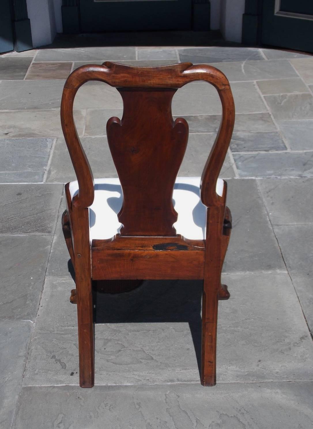 Sculpté à la main Chaise de bureau américaine tapissée en noyer, Philadelphie, datant d'environ 1730 en vente