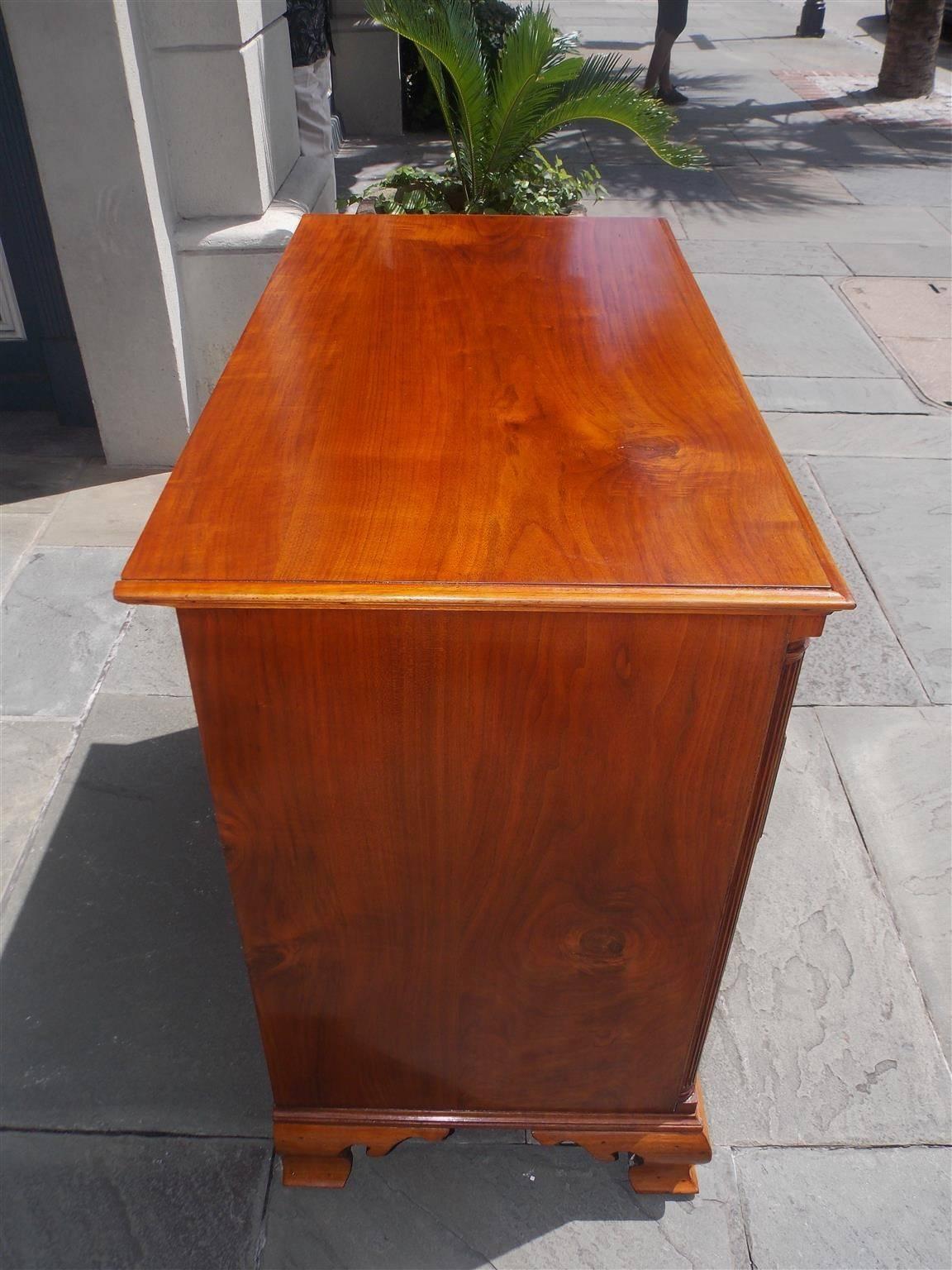 Hand-Carved American Chippendale Figured Walnut Graduated Chest of Drawers, Phil, Circa 1760 For Sale