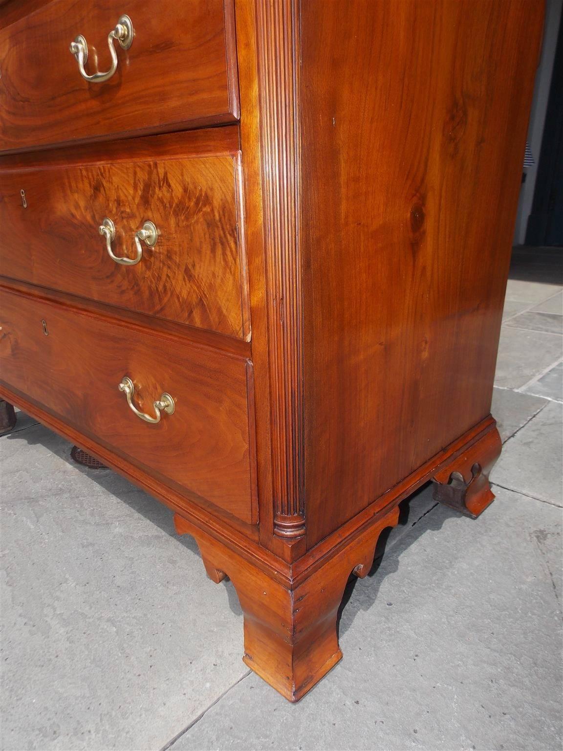 American Chippendale Figured Walnut Graduated Chest of Drawers, Phil, Circa 1760 In Excellent Condition For Sale In Hollywood, SC