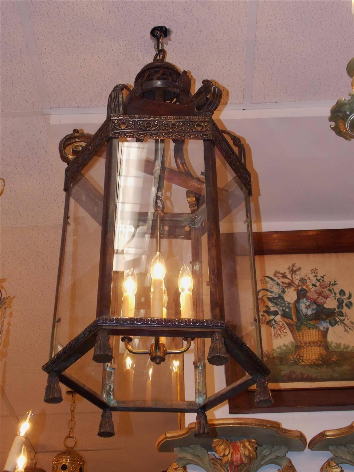 Neoclassico Lanterna da sala decorativa esagonale in bronzo italiano con nappe, circa 1820 in vendita