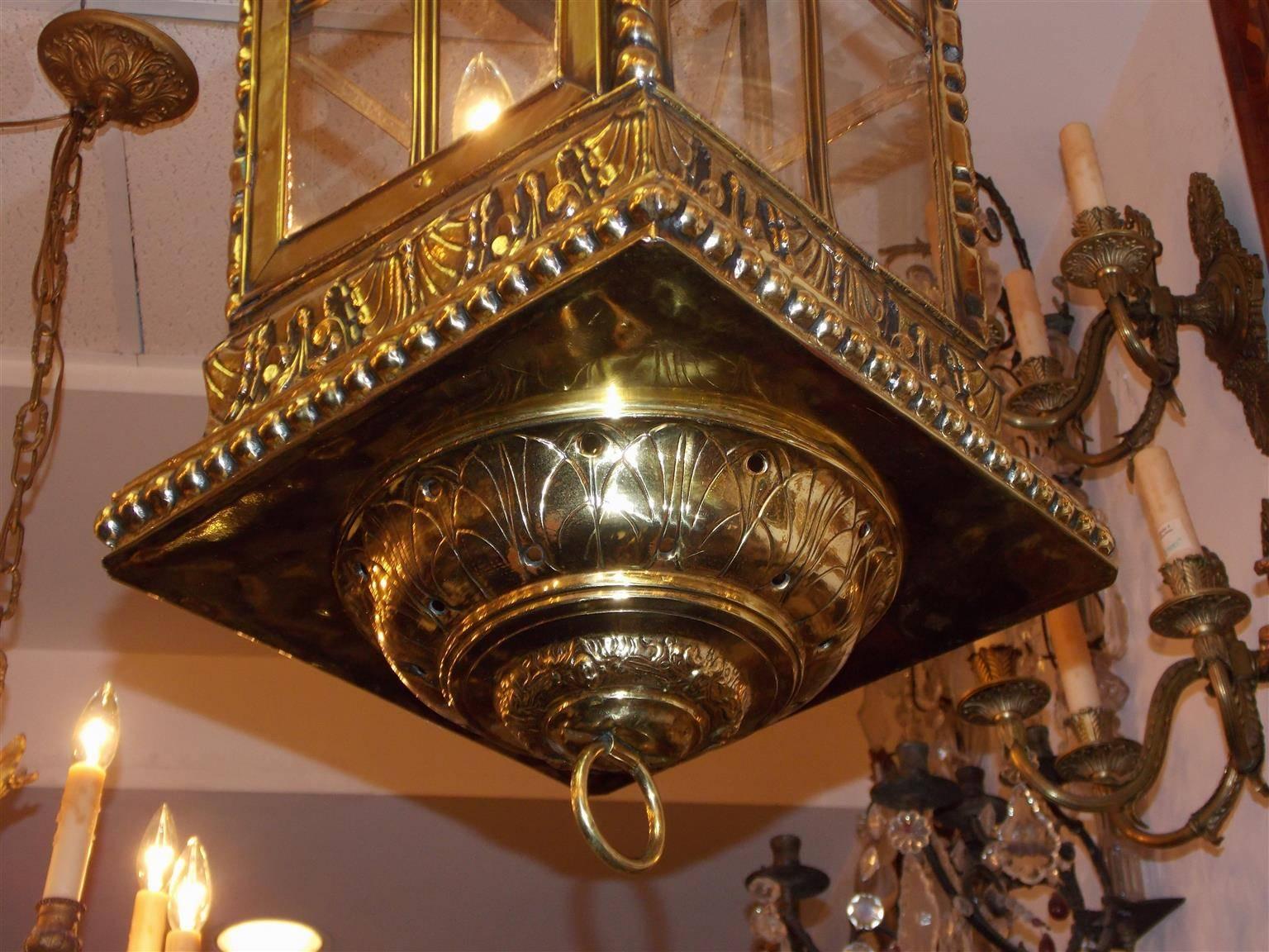 Lanterne de hall à suspendre française en laiton avec coquillage et feuillage en verre, datant d'environ 1830 Excellent état - En vente à Hollywood, SC
