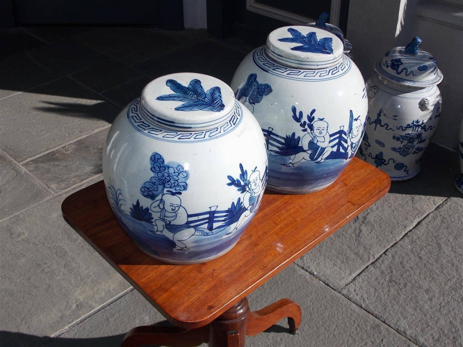 Chinois Paire de pots à gingembre émaillés figuratifs de porcelaine chinoise avec couvercles, 20e siècle en vente