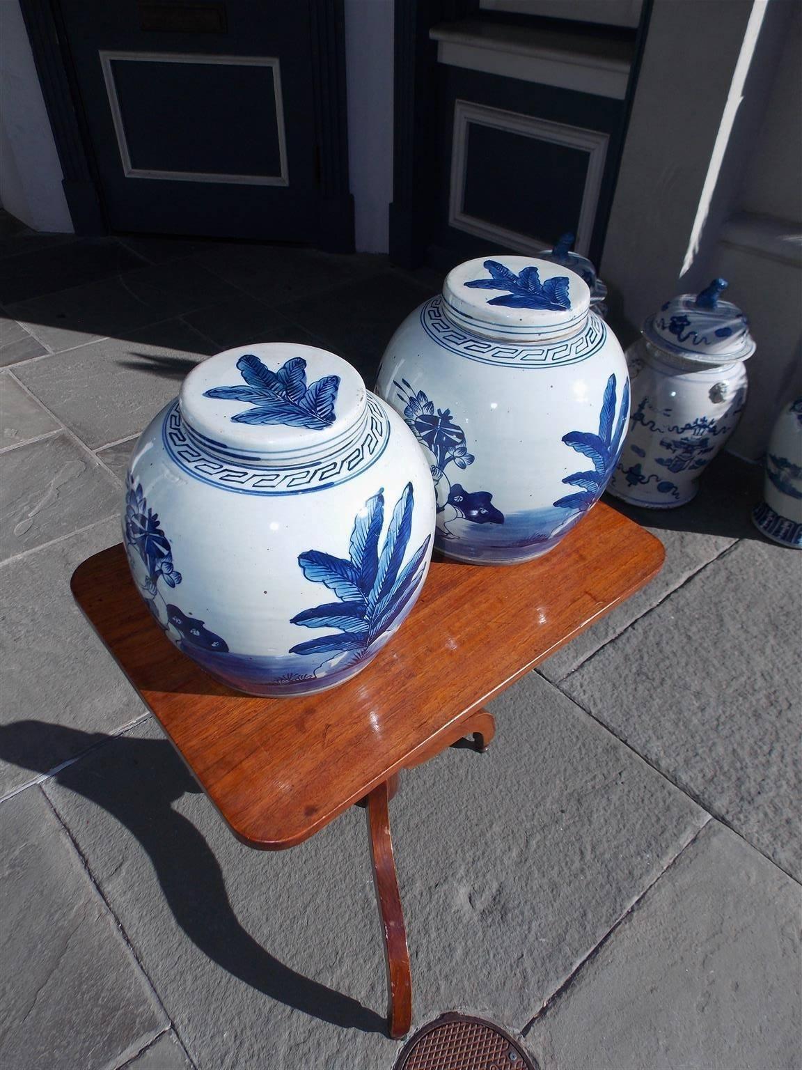 20ième siècle Paire de pots à gingembre émaillés figuratifs de porcelaine chinoise avec couvercles, 20e siècle en vente
