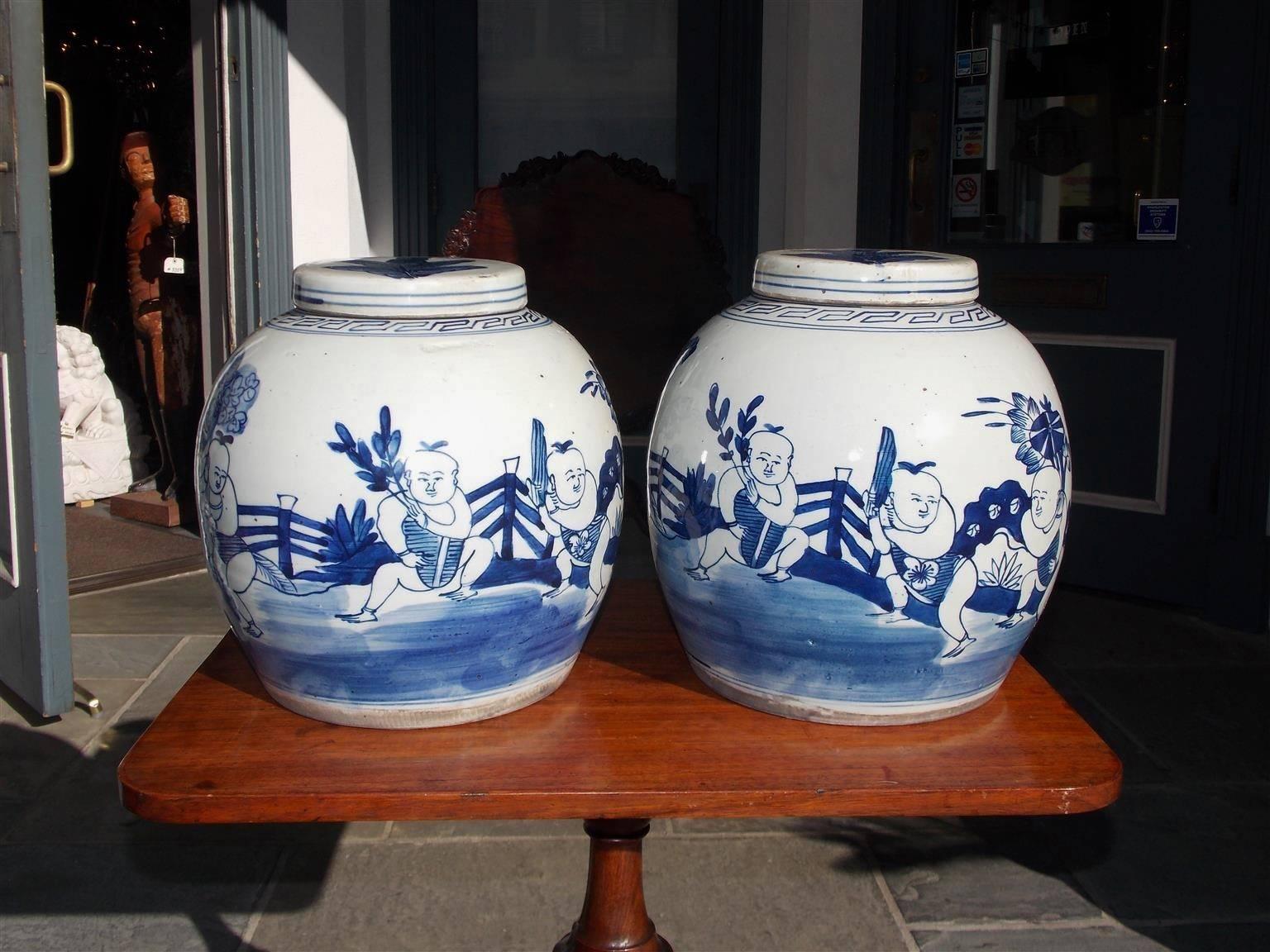 Paar chinesische, blau-weiß glasierte, dekorative, figurale und florale Ingwerkrüge mit abnehmbaren Originaldeckeln, 20.