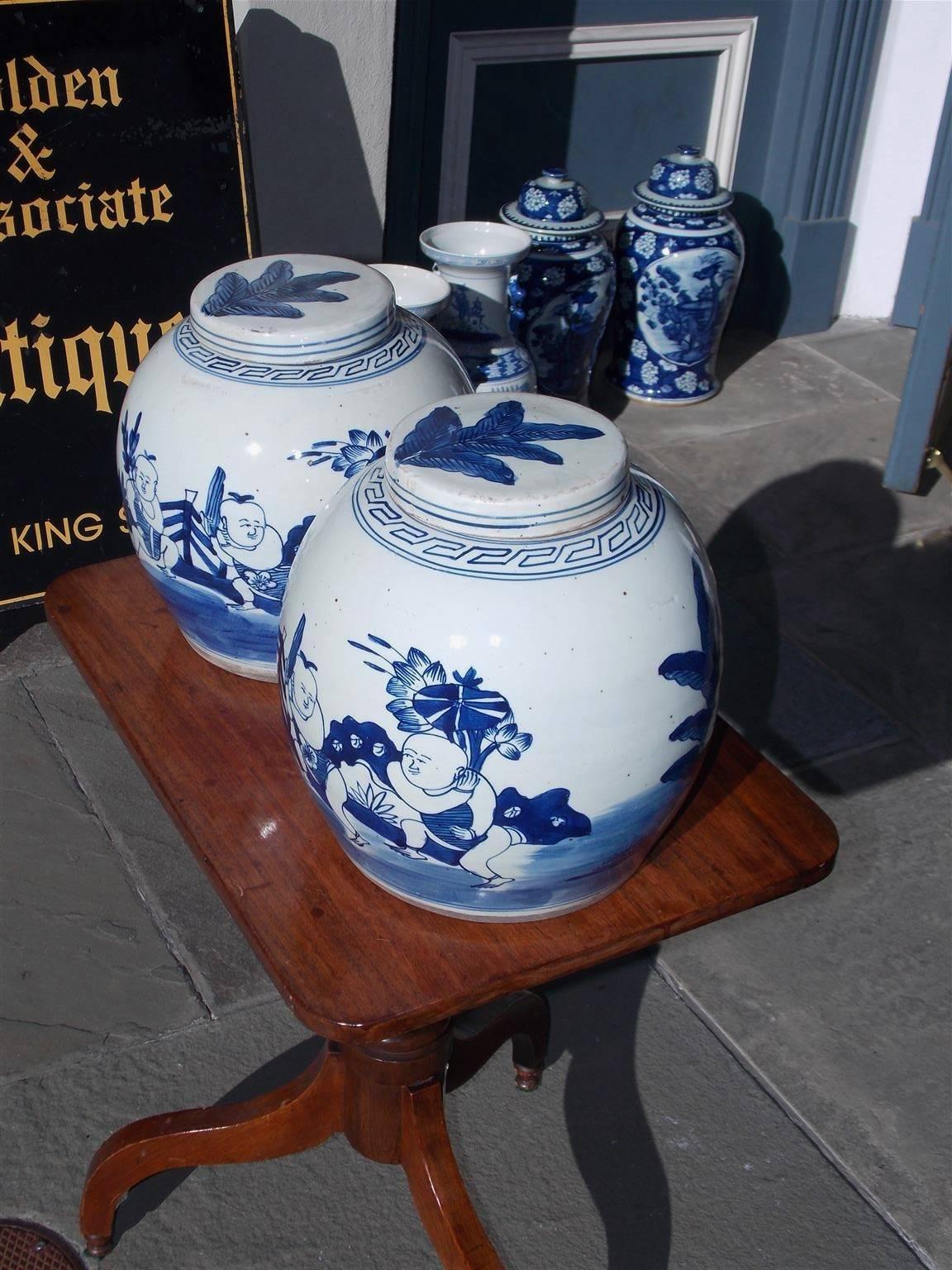 Vernissé Paire de pots à gingembre émaillés figuratifs de porcelaine chinoise avec couvercles, 20e siècle en vente