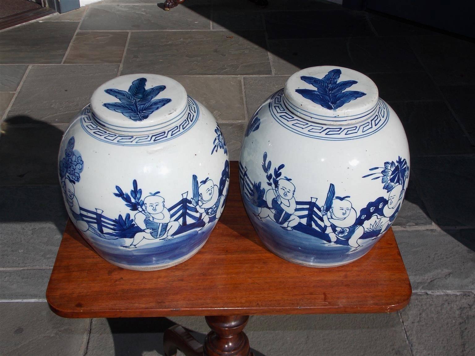 Exportation chinoise Paire de pots à gingembre émaillés figuratifs de porcelaine chinoise avec couvercles, 20e siècle en vente