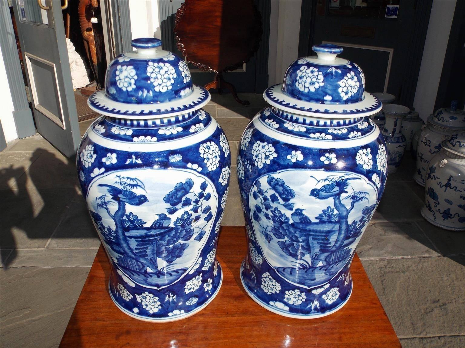 Pair of Chinese Porcelain Glazed Temple Jars with Lids, 20th Century 1