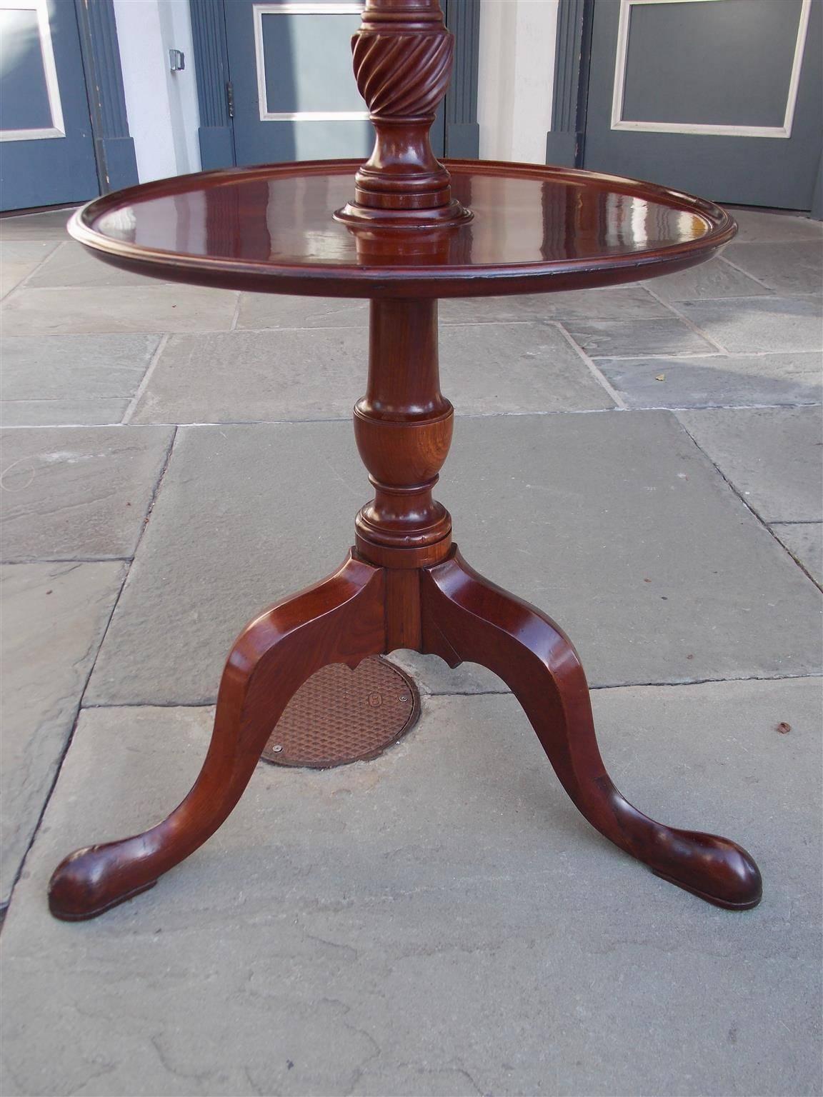 English Chippendale Mahogany Dish Top Two-Tiered Dumb Waiter, Circa 1770 In Excellent Condition For Sale In Hollywood, SC