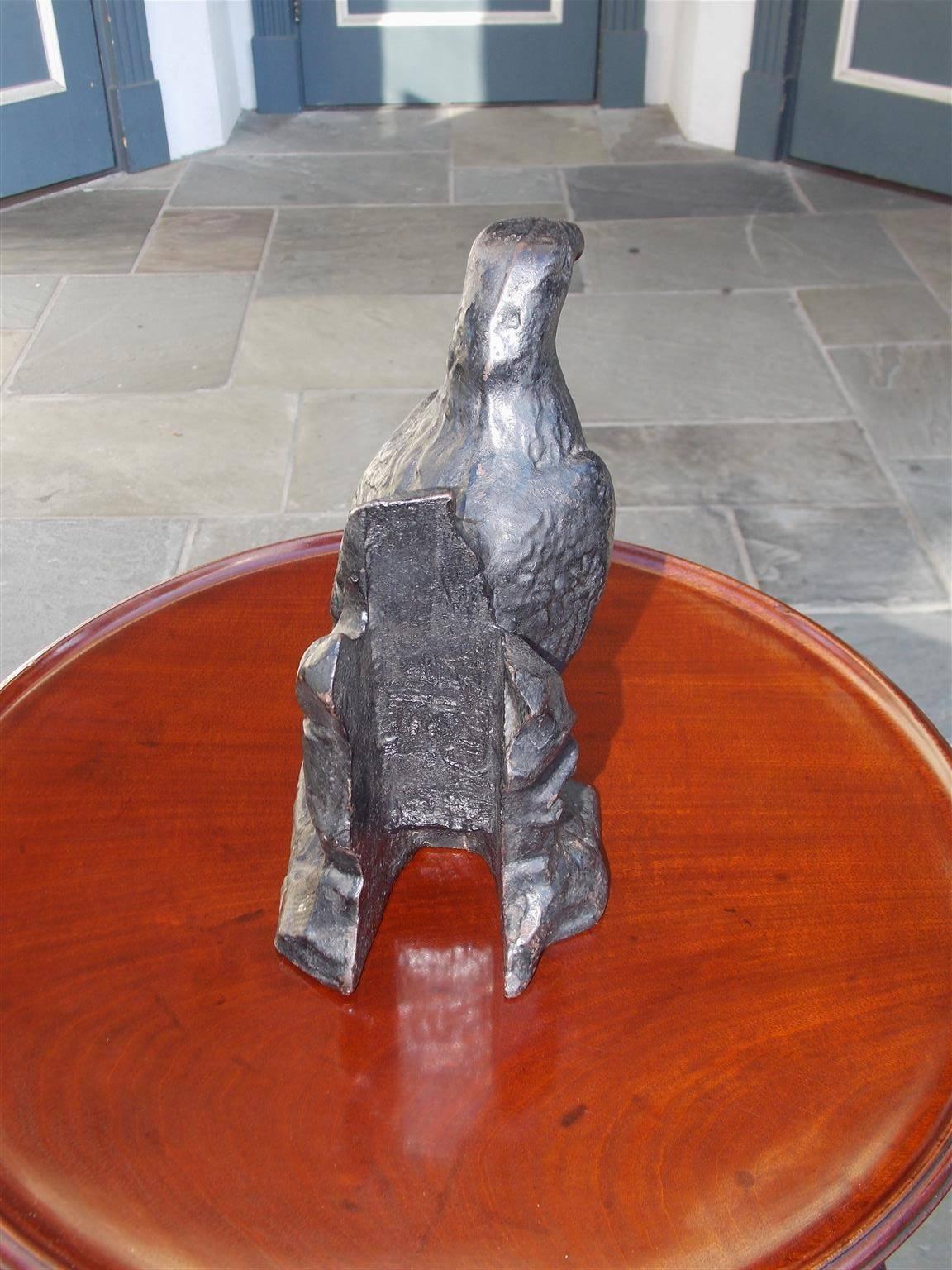 Tope de puerta escocés de hierro fundido y pintado con cuervo inciso sobre zócalo rocoso, circa 1870 Vaciado en venta