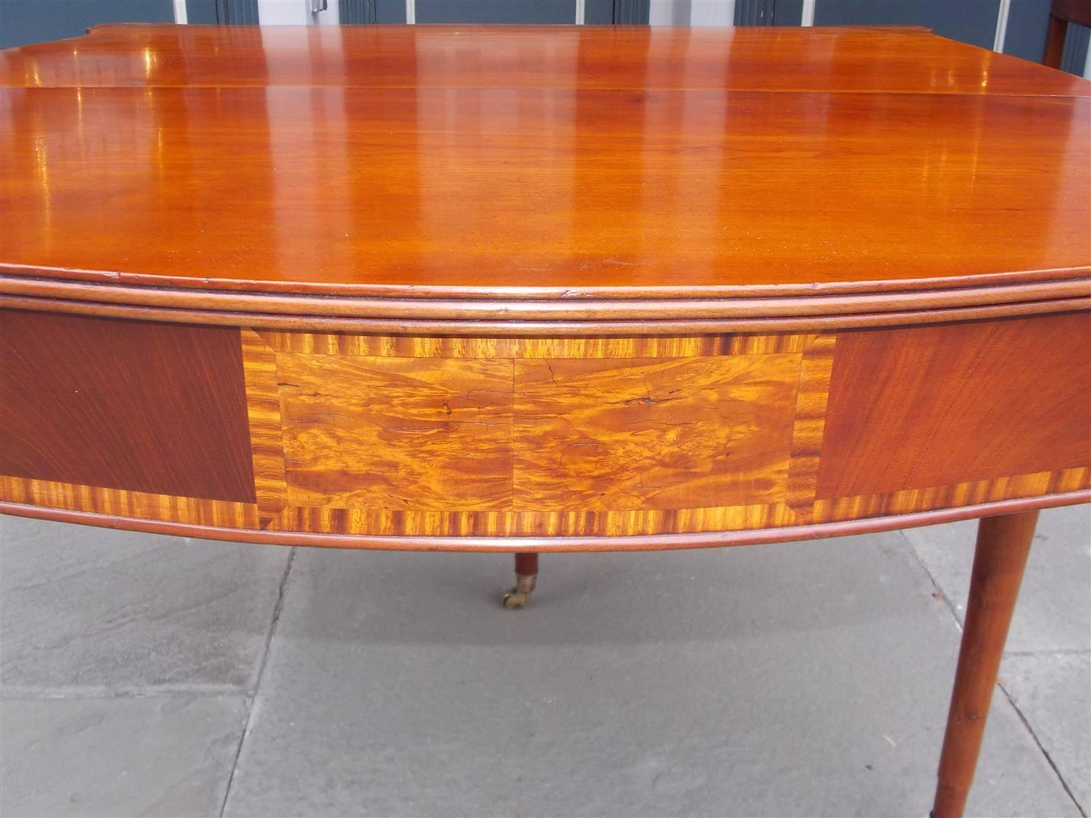 Laiton Table de jeu américaine Sheraton en cerisier et tulipe serpentine incrustée, vers 1820 en vente